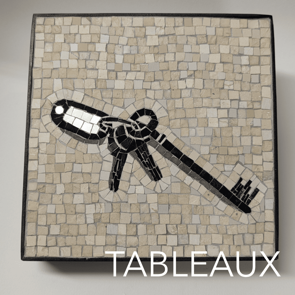 Une mosaïque représentant une clé à molette noire et blanche, sur un fond de petits carreaux de pierre beige. Le mot 'TABLEAUX' est écrit en blanc en bas de l'image.