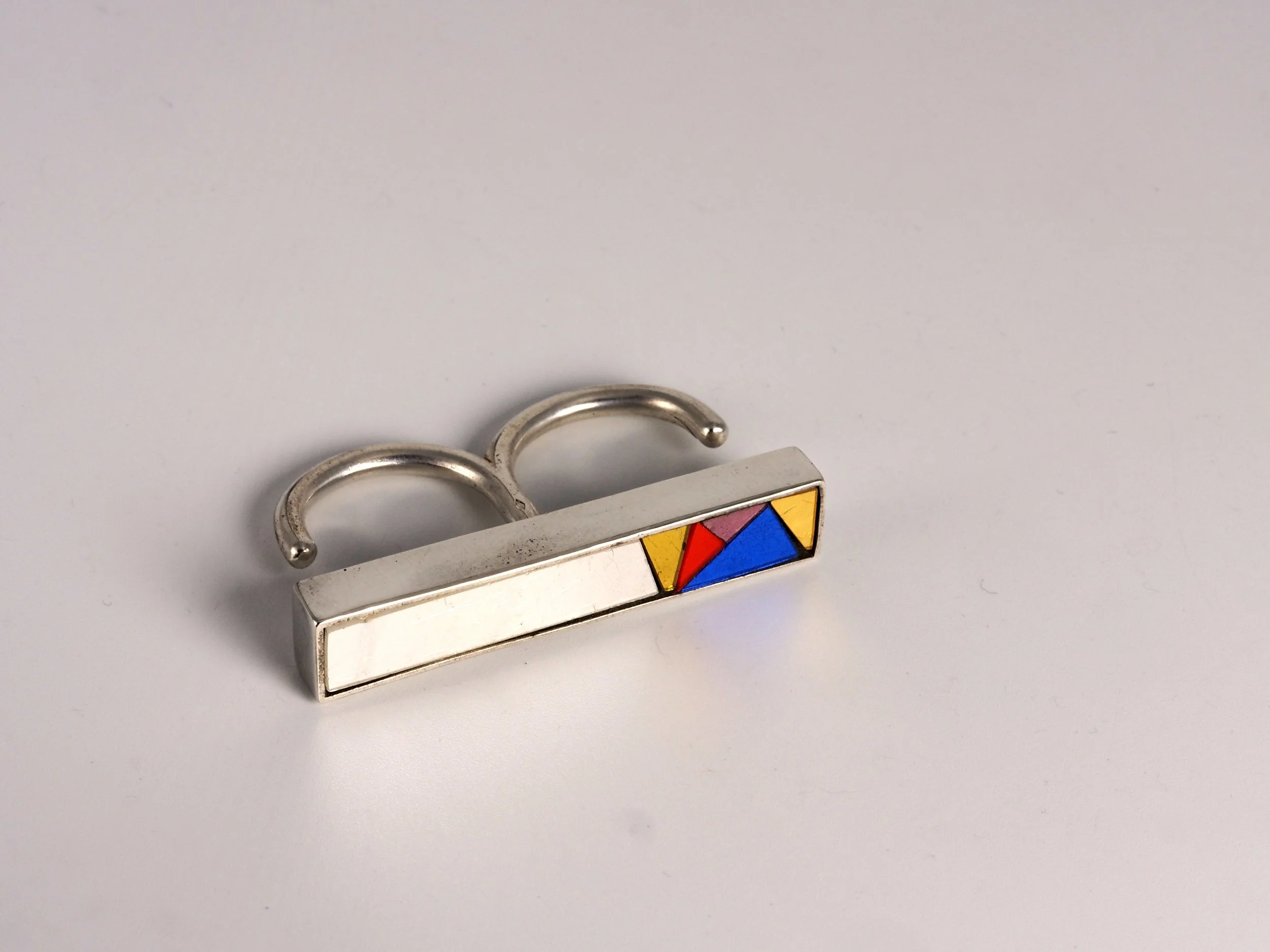 Bague en métal en mosaïque silver avec un décor coloré en triangle, en rouge, jaune, bleu et violet