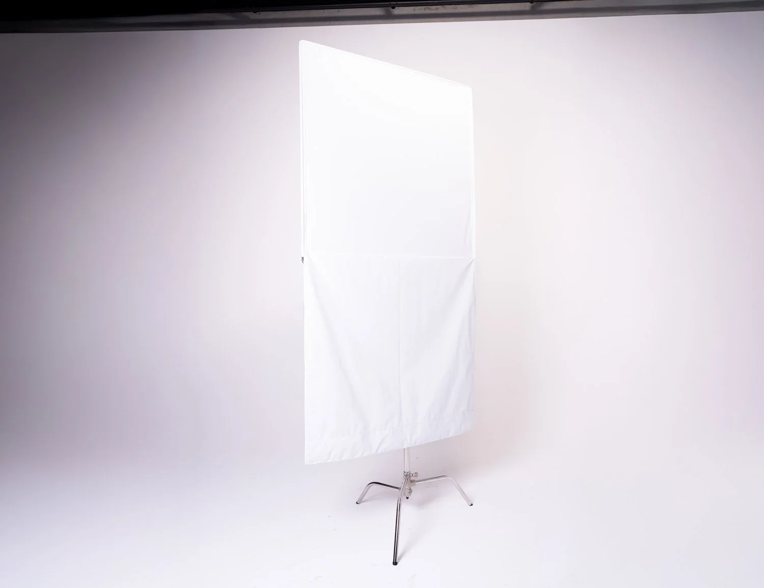 48 × 48" Floppy Ultrabounce — professional black-and-white light control flag with a white bounce surface for reflecting and filling light, and a black surface for negative fill and reducing unwanted spill. The hinged floppy section can be extended f