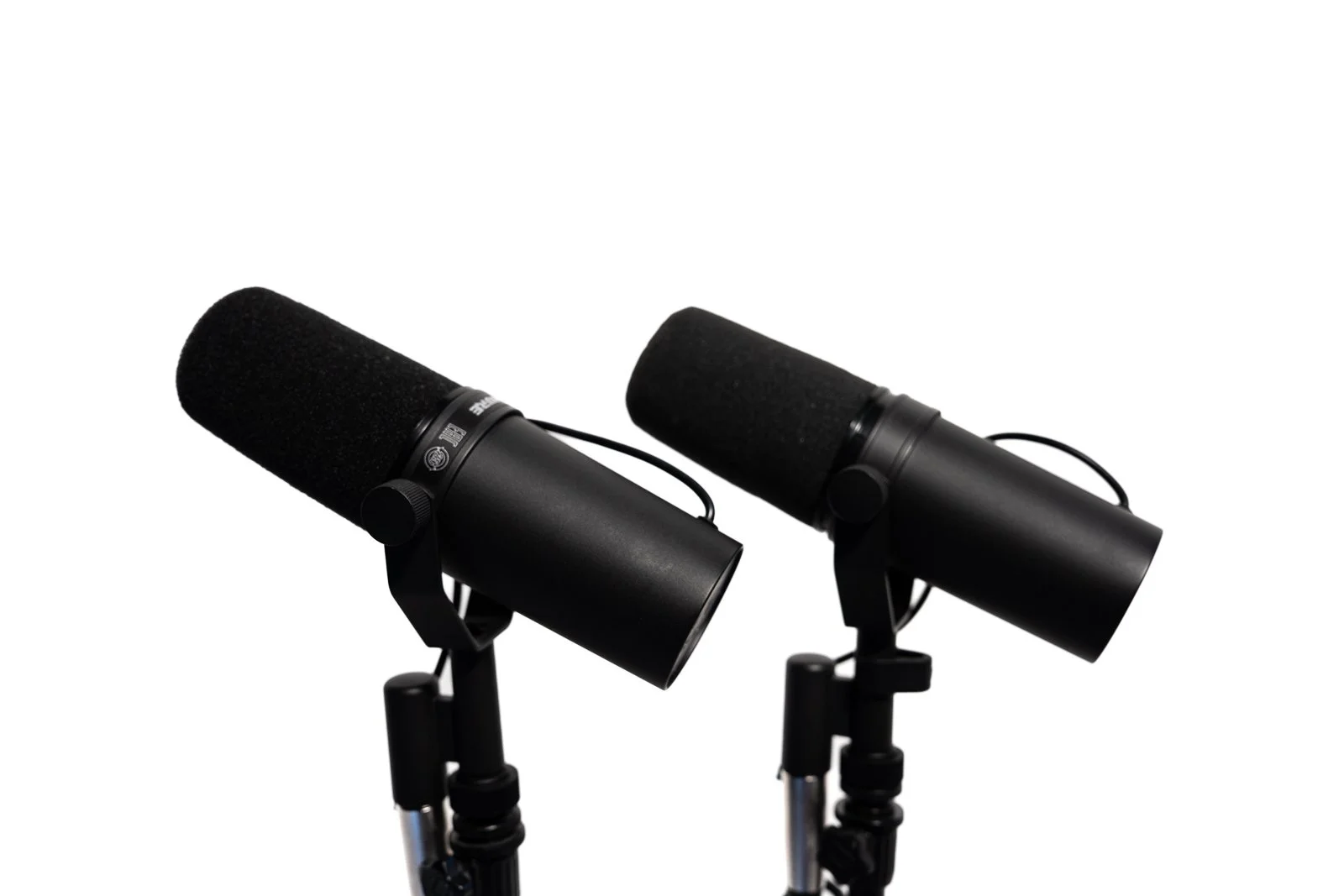 Shure SM7B — professional dynamic cardioid microphone renowned for clear, natural vocal reproduction and excellent rejection of background noise. Ideal for podcasts, interviews, voice-over and vocal recording, with built-in pop filtering and switchab
