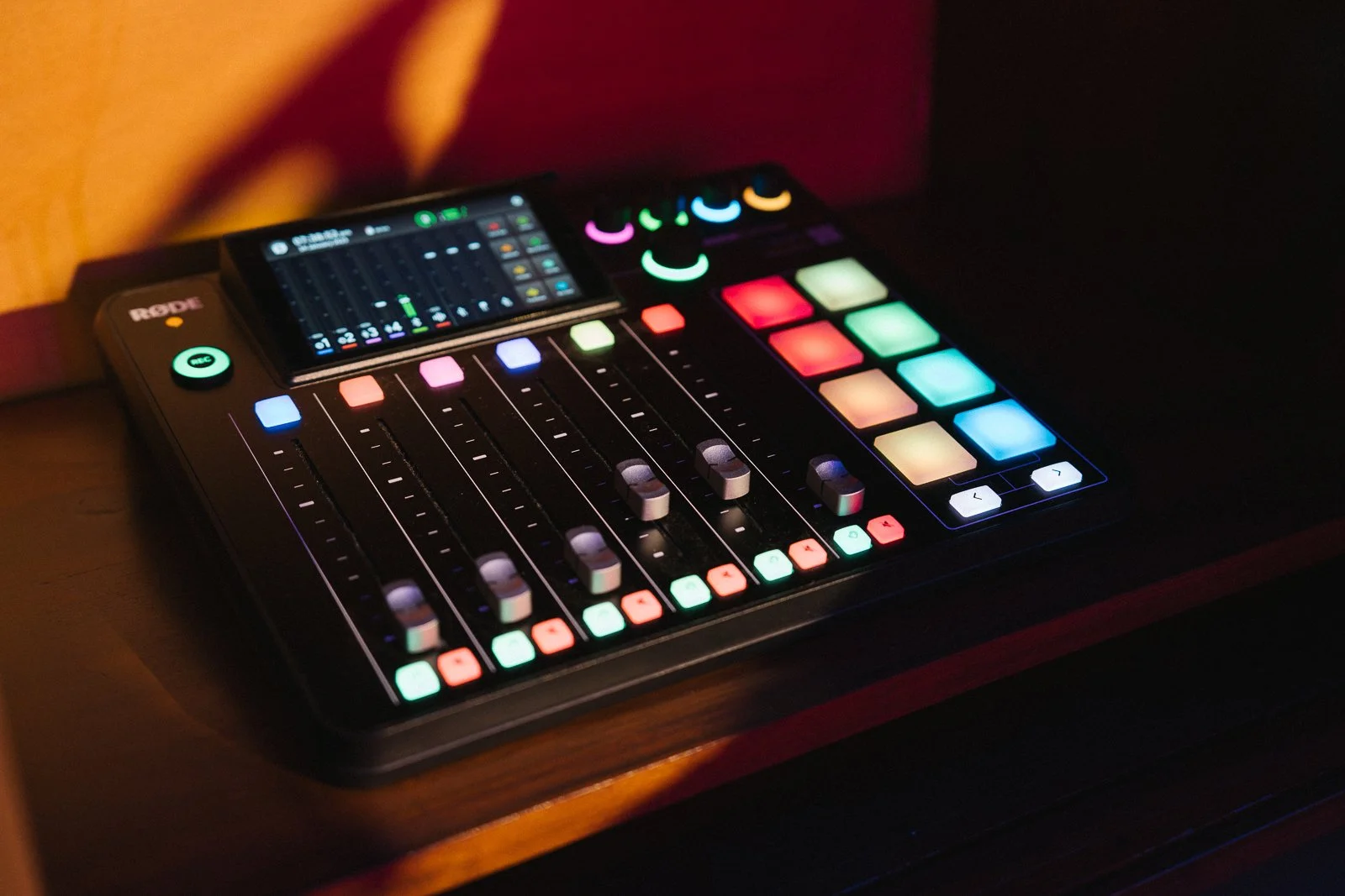RØDECaster Pro II professional all-in-one audio production console with four high-gain microphone inputs, onboard APHEX processing, programmable pads and multitrack recording. Ideal for podcasts, interviews, livestreams and multi-person productions.