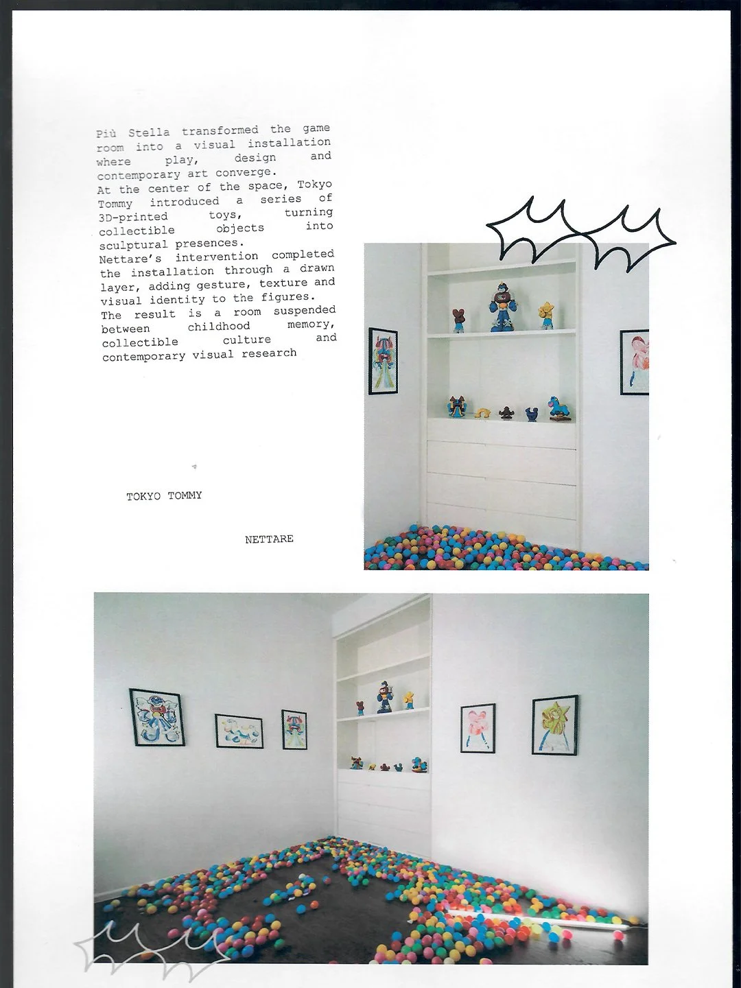 Stanza trasformata in installazione visiva con pareti bianche, scaffali pieni di figure di personaggi e oggetti, e pavimento coperto di palline colorate. Decorazioni artistiche alle pareti e disegni.
