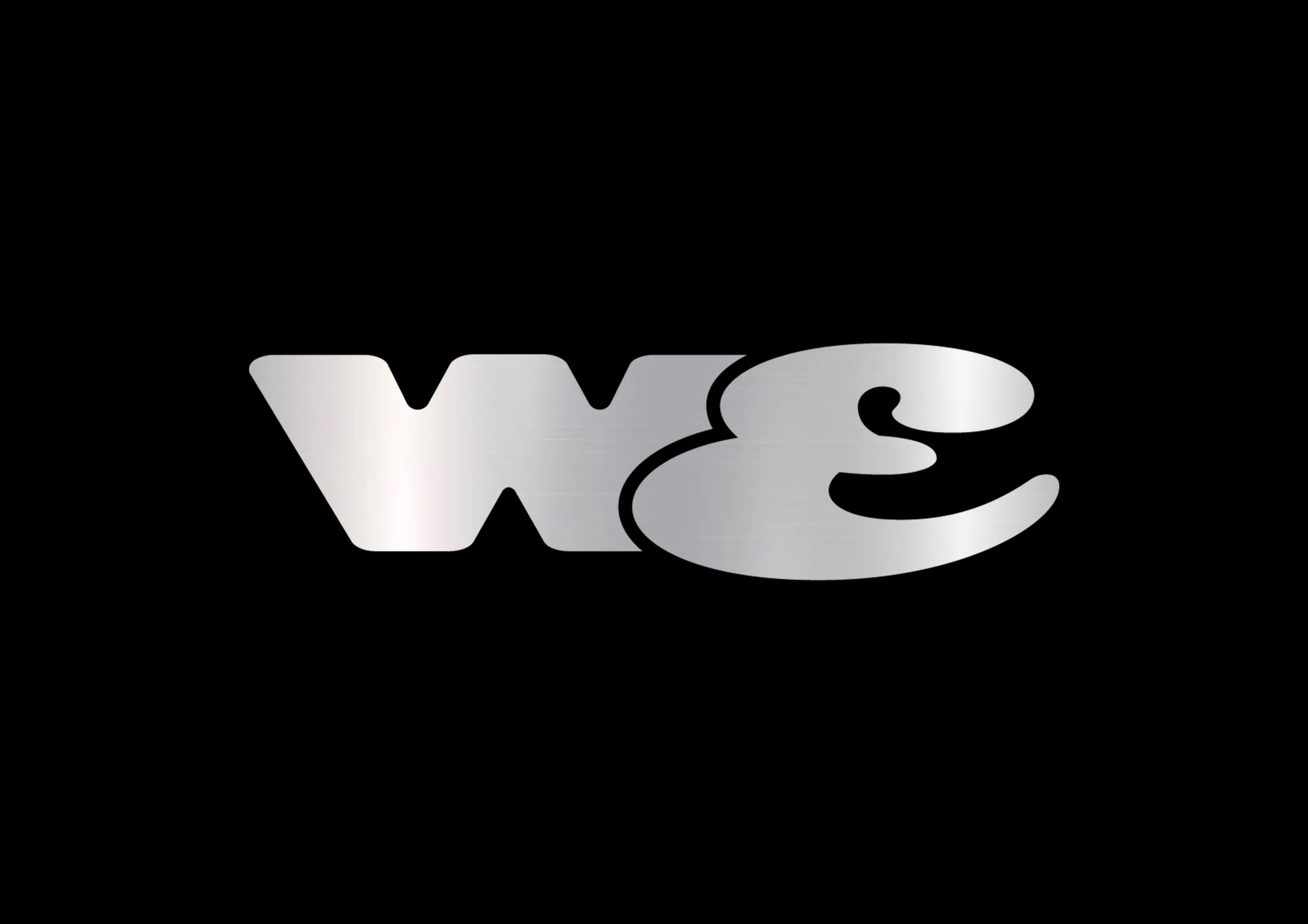 Il logo di WWE con lettere argentate su sfondo nero.