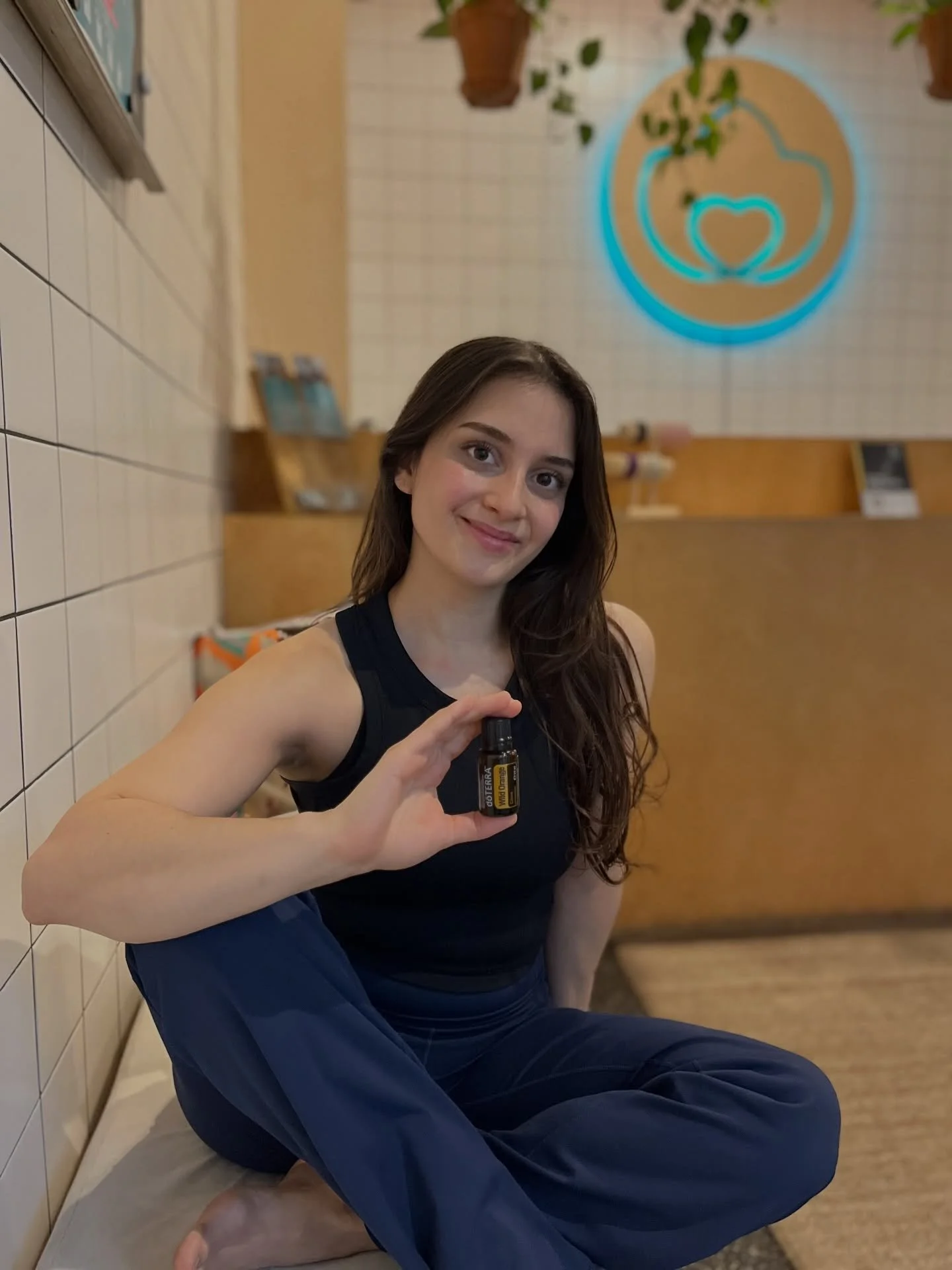 🫧Was ist eigentlich Aroma Yoga?

Aroma Yoga ist f&uuml;r mich eine M&ouml;glichkeit, Yoga noch tiefer erfahrbar zu machen. Ich verbinde eine achtsame Yogapraxis mit &auml;therischen &Ouml;len, die wir &uuml;ber die H&auml;nde oder direkt auf die Hau