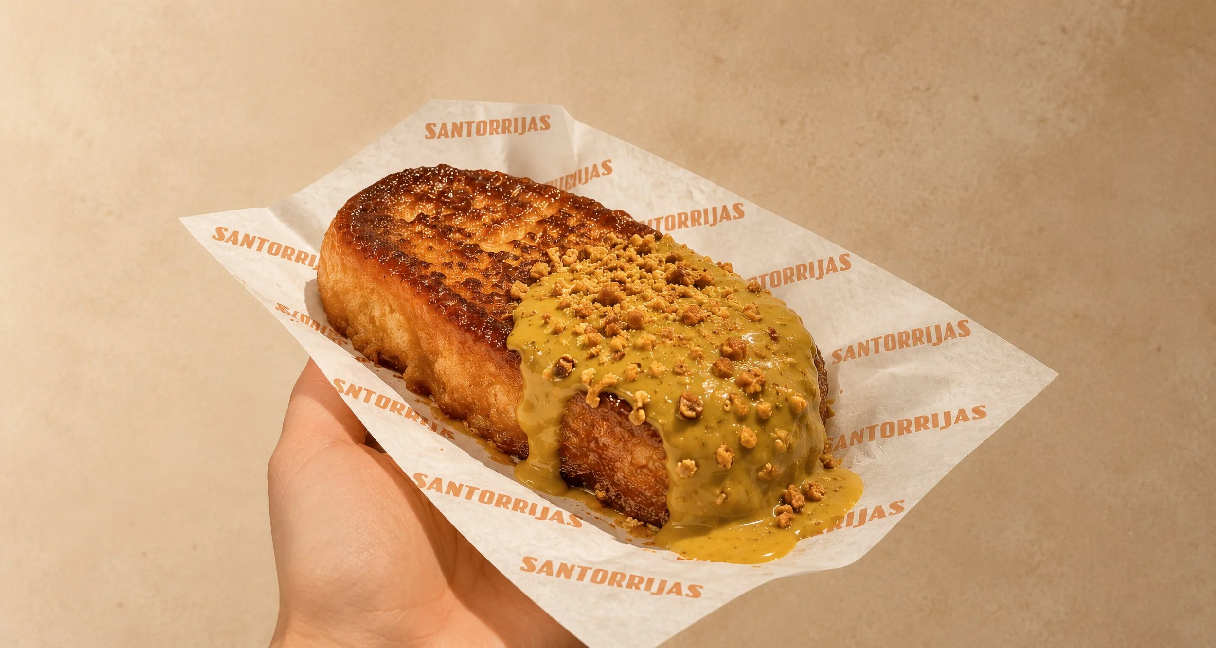 Chilaquiles con salsa y crema en papel con el texto 'SANTORRIJAS'.