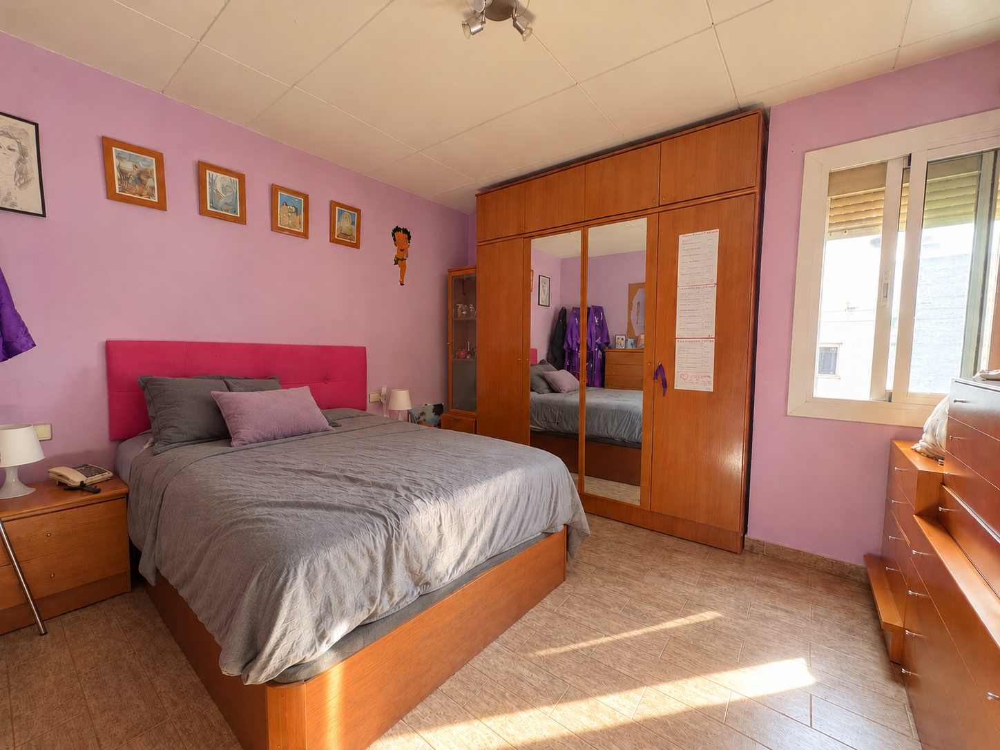 Dormitorio acogedor con luz natural.png