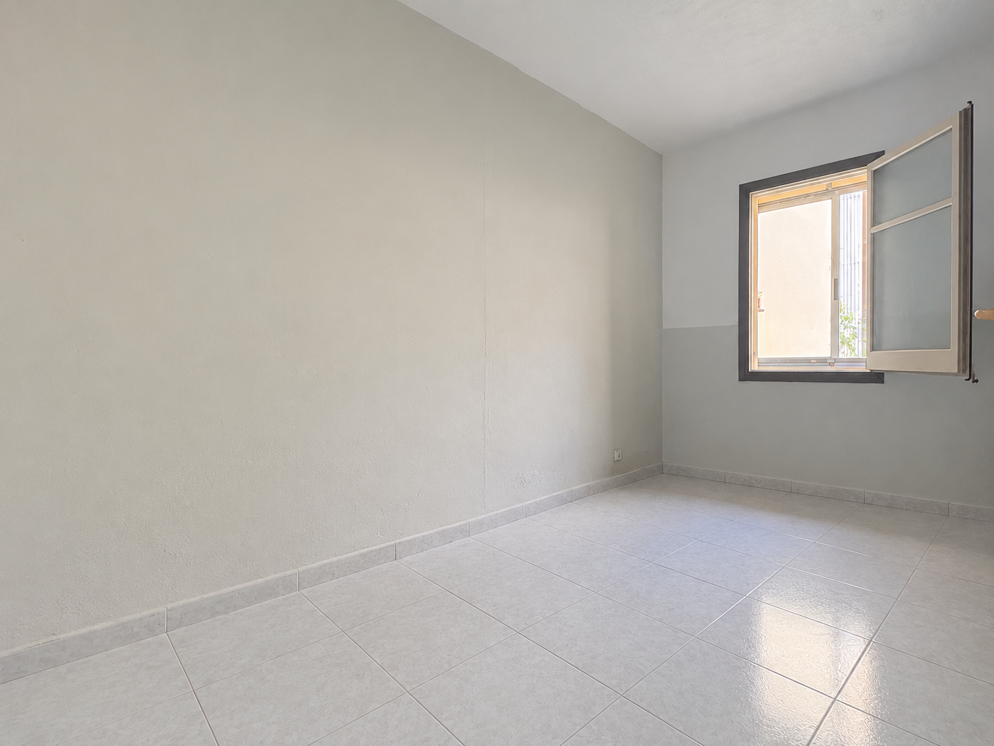 Habitación Vacía con Ventana Abierta.png
