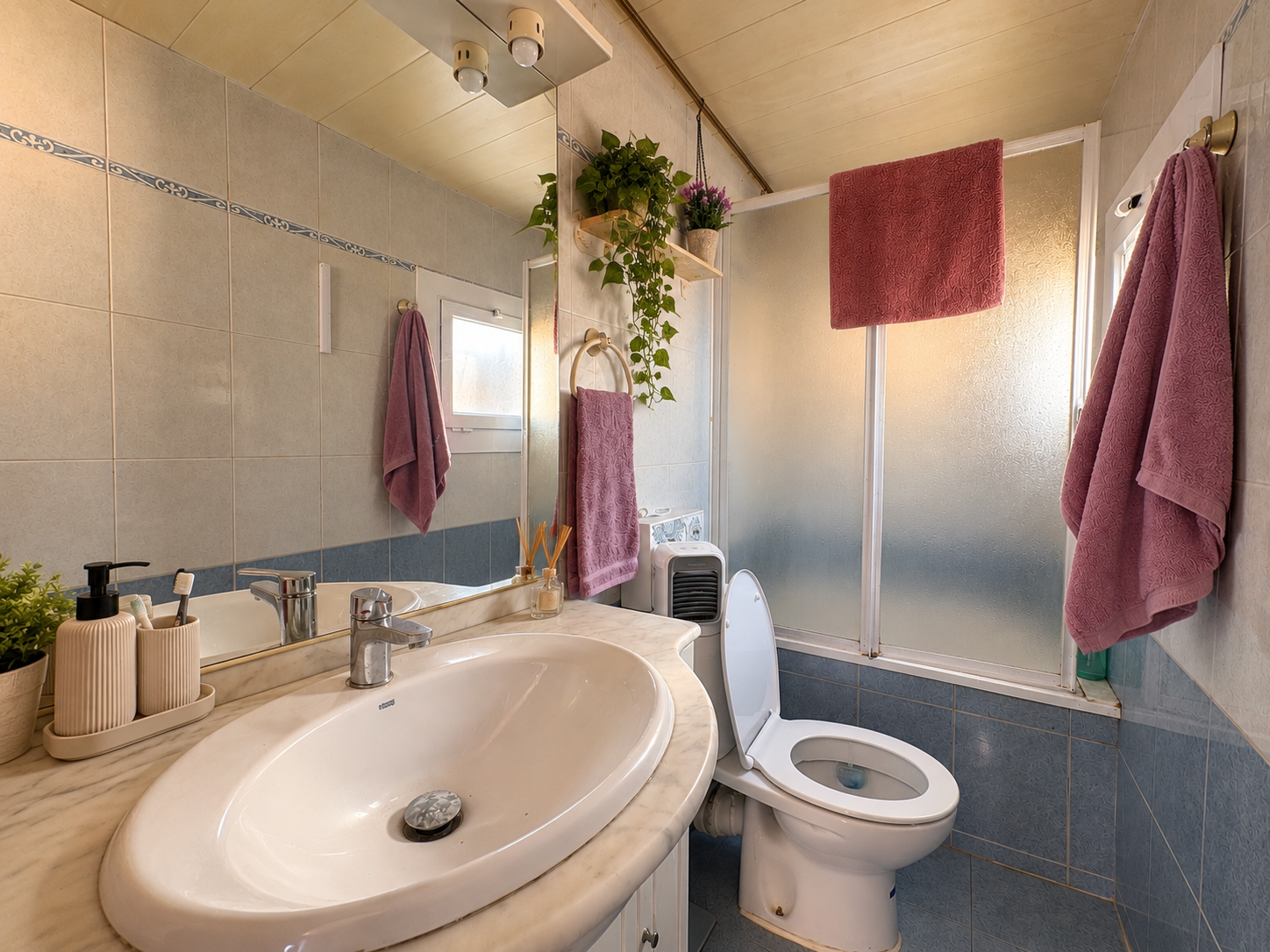 Baño acogedor en tonos cálidos.png