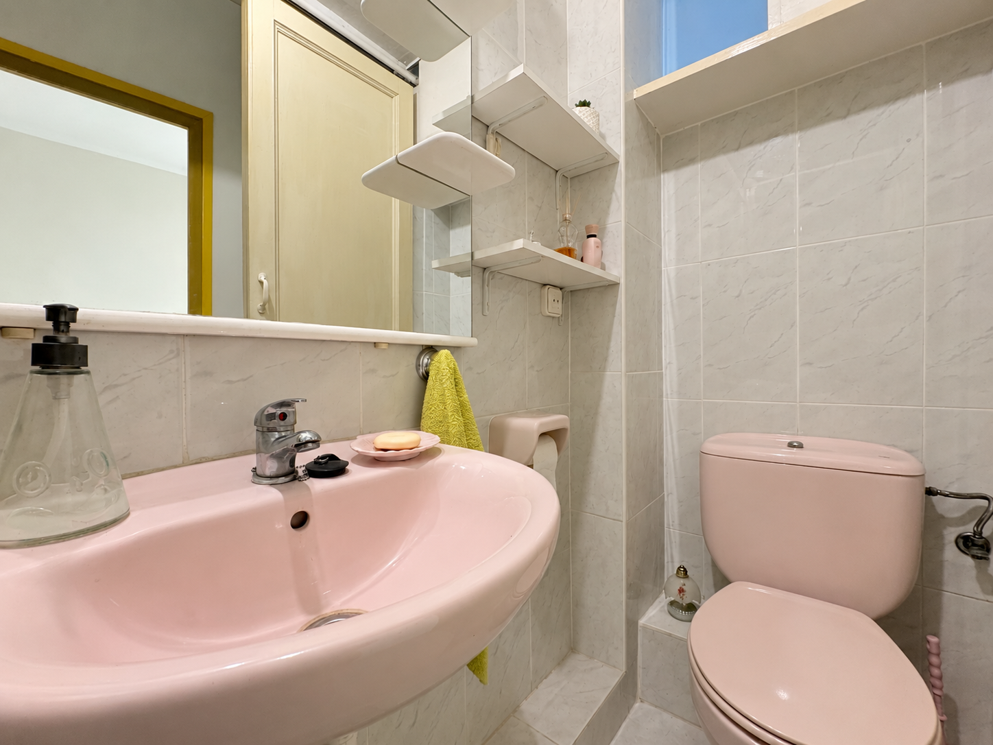 Baño rosa con detalles modernos.png