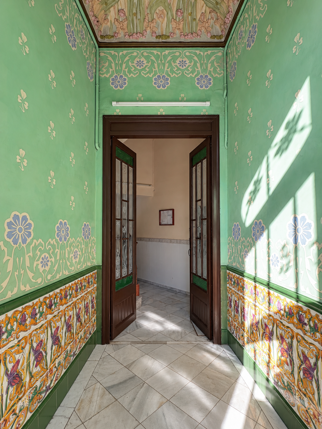 Pasillo Art Nouveau con Puertas de Vidrio.png