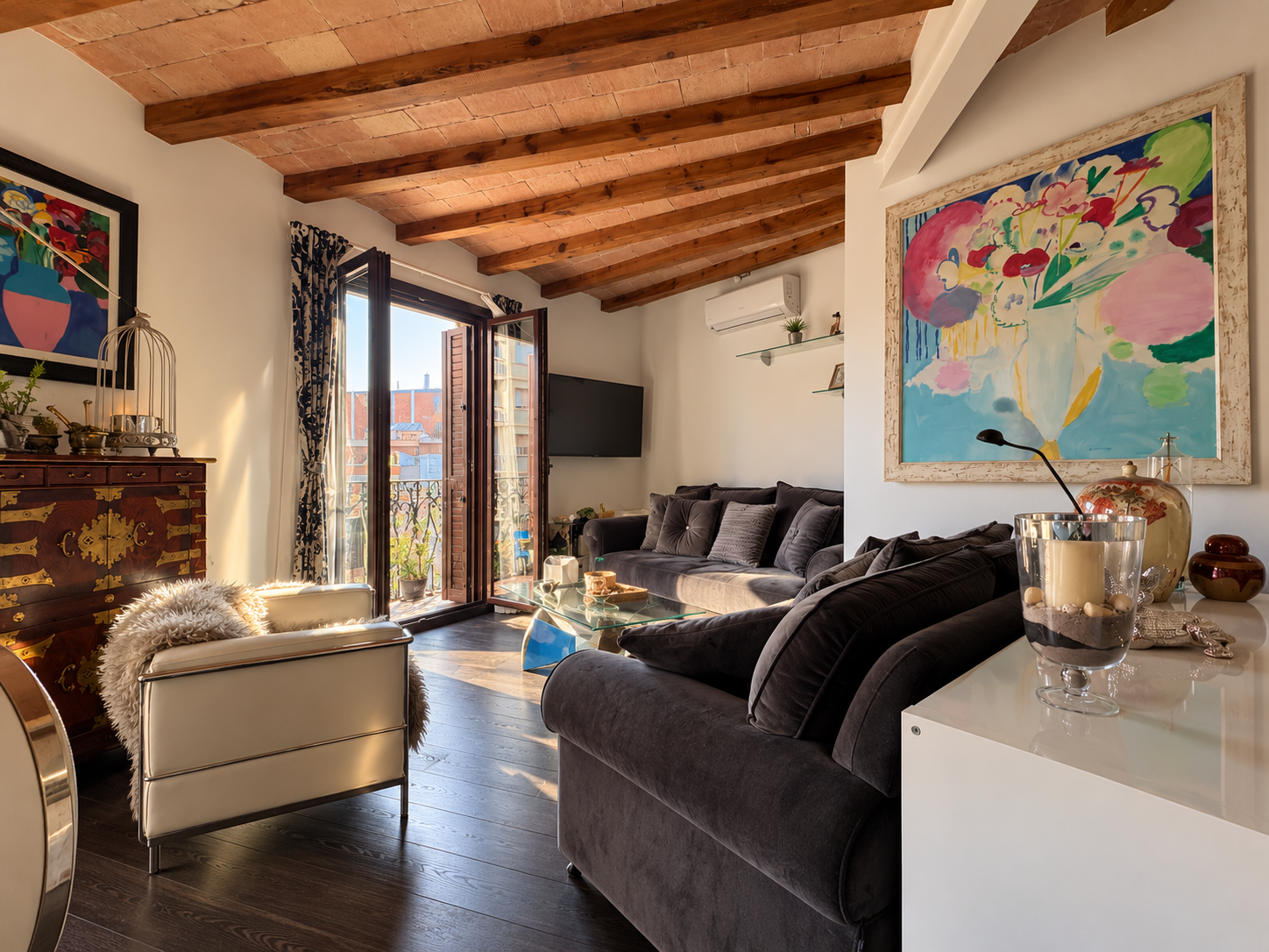 Sala acogedora con balcón soleado.png