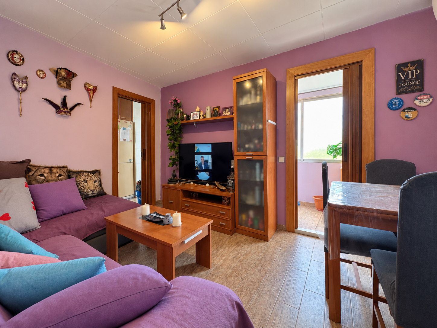 Sala acogedora con detalles lilas y madera.png