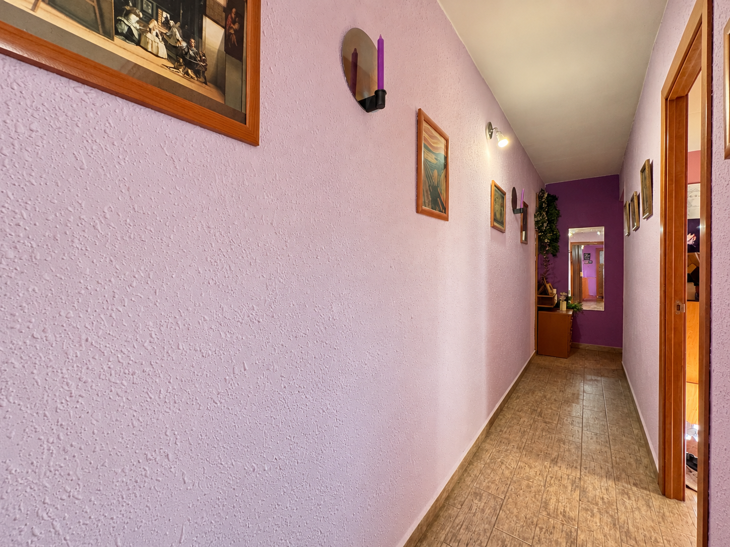 Pasillo lavanda con arte y espejo.png