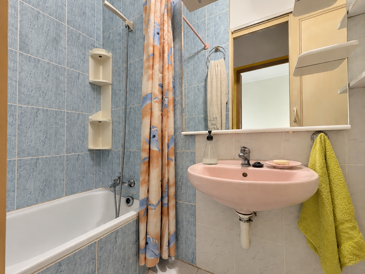 Baño compacto con ducha y lavamanos.png