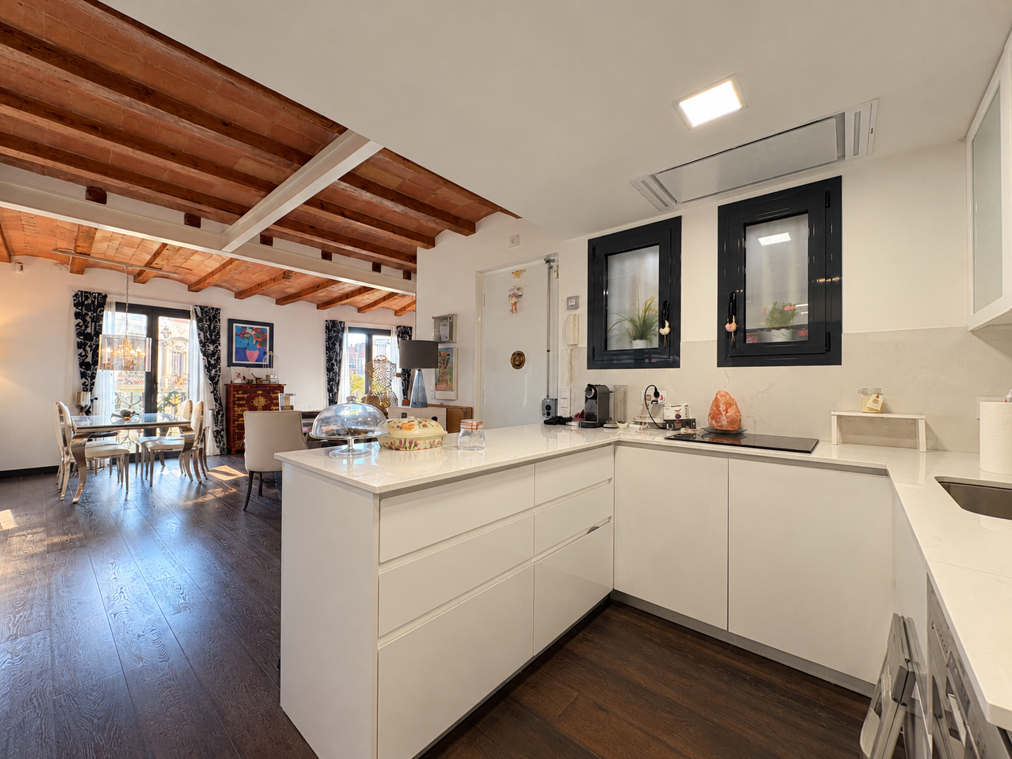 Cocina moderna con comedor luminoso.png