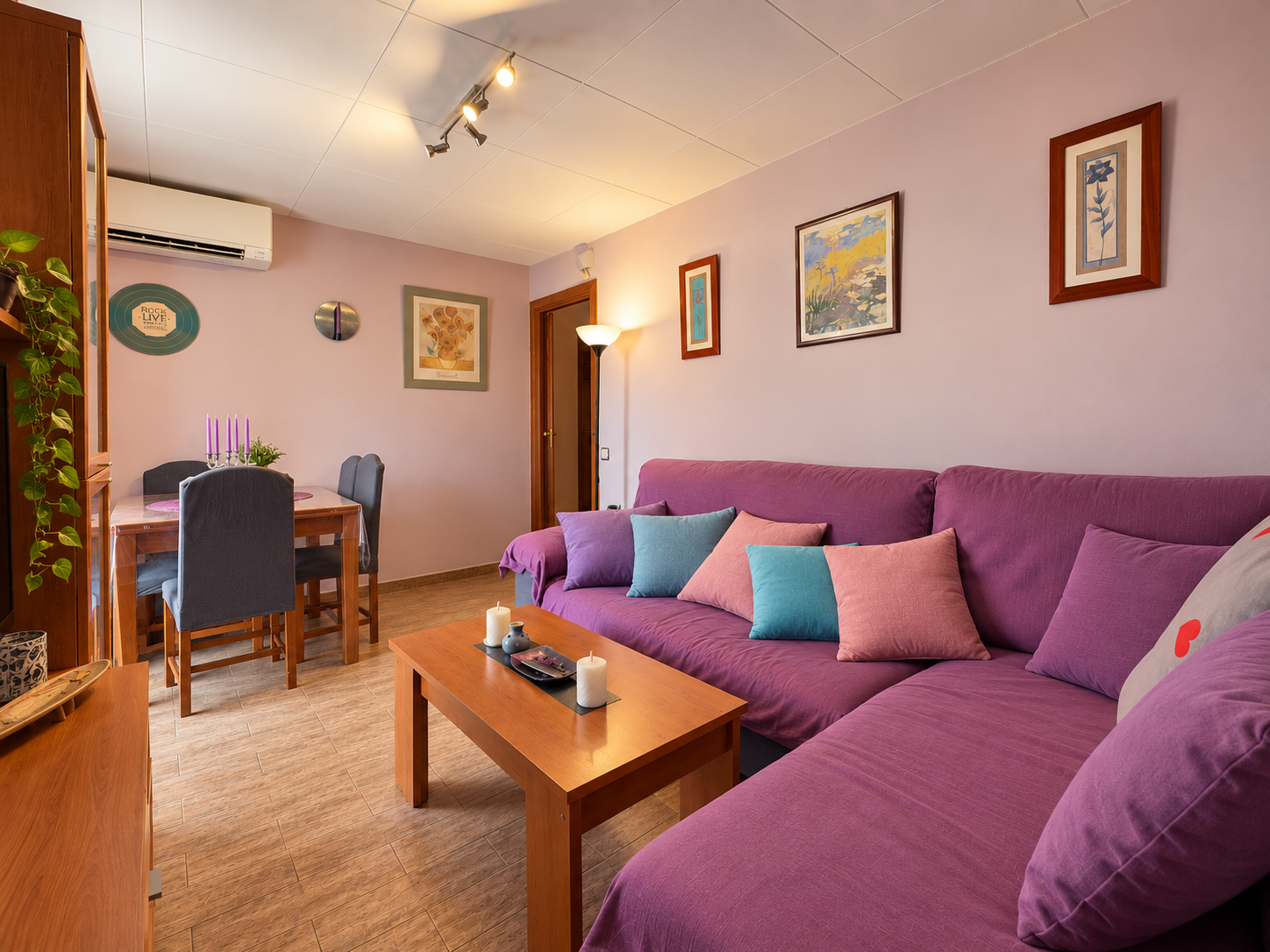 Sala acogedora con detalles lilas y comedor.png