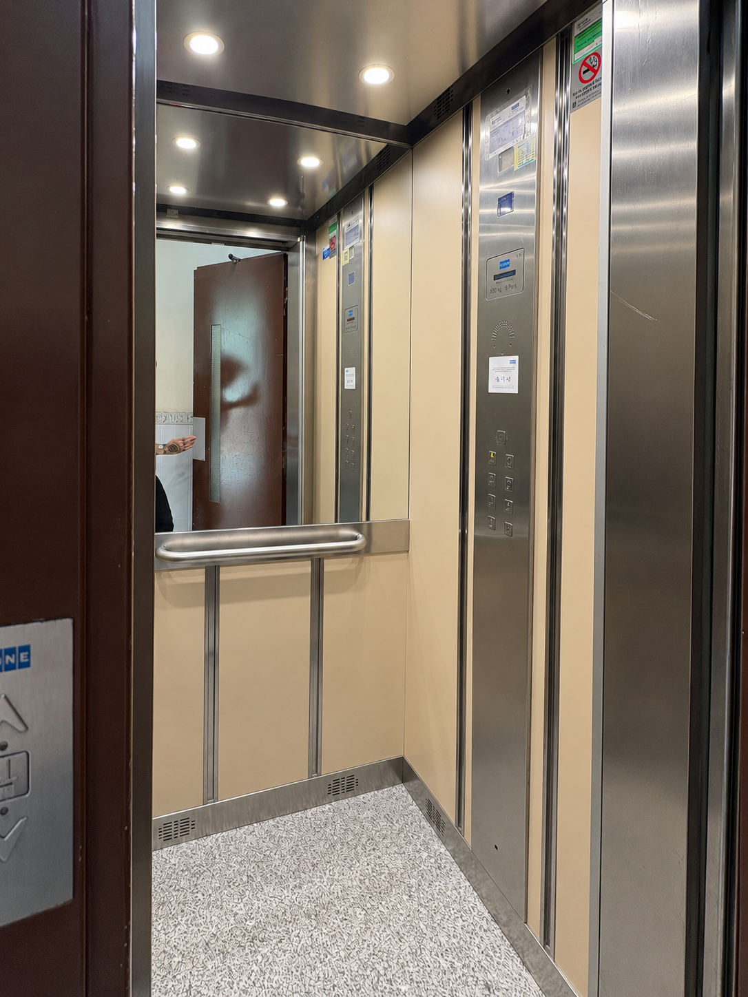 Interior de elevador KONE moderno.png