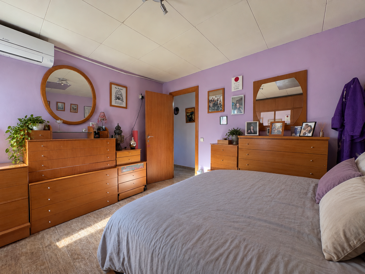 Dormitorio acogedor en tonos lavanda.png