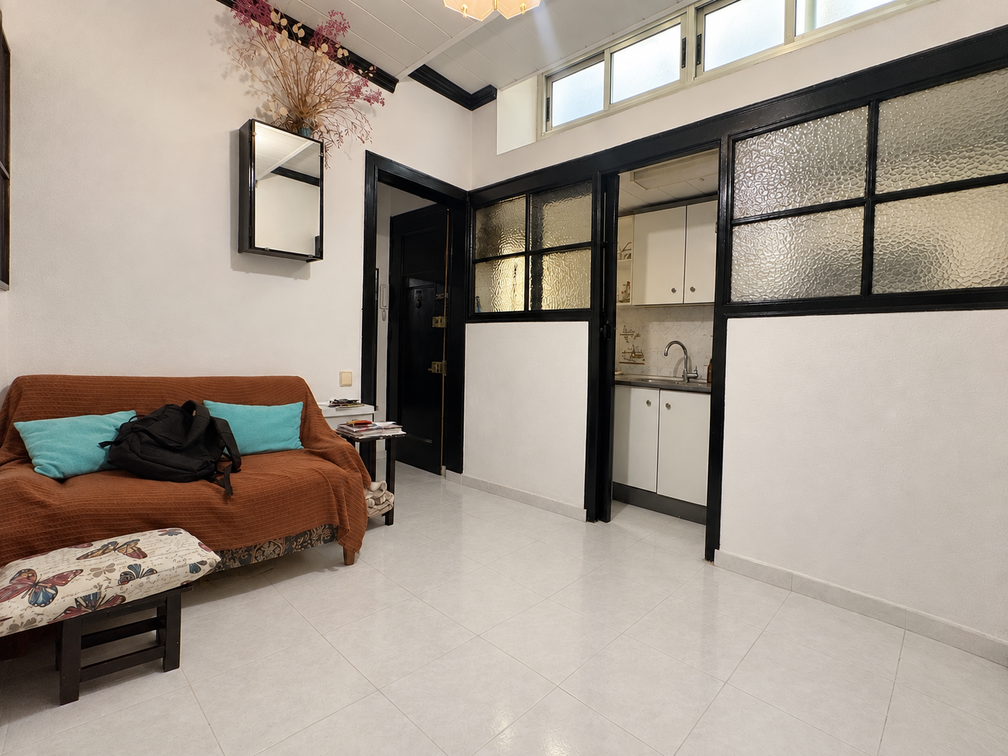 Sala acogedora con cocina integradaાન્ય.png