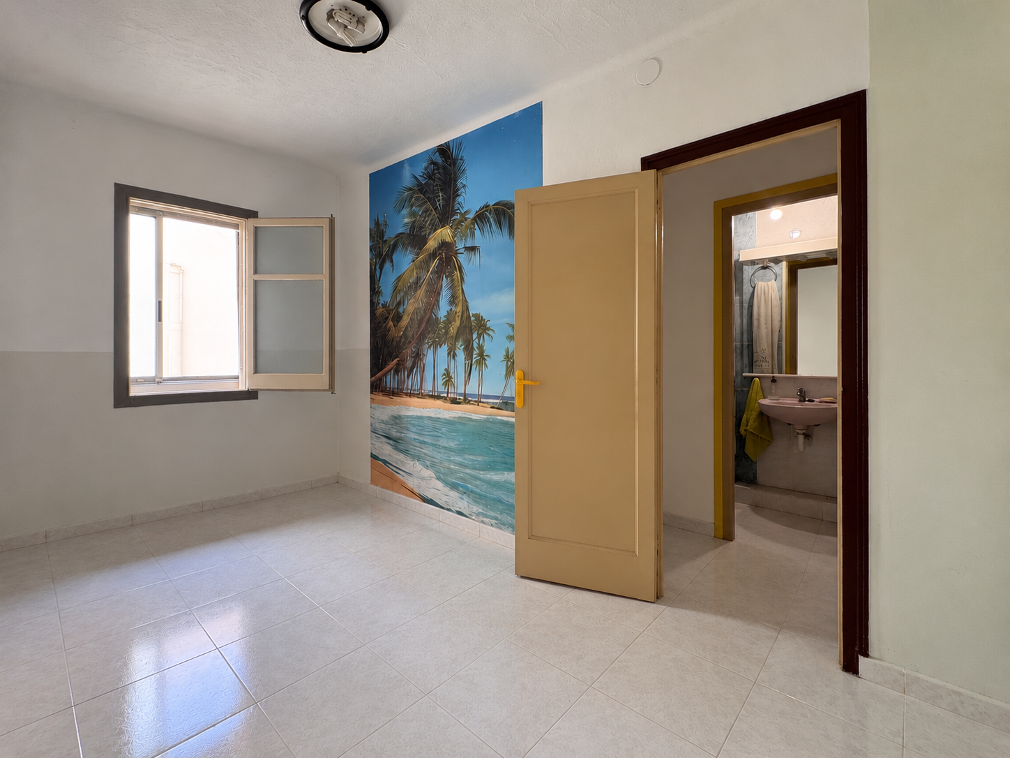 Habitación luminosa con mural tropical.png