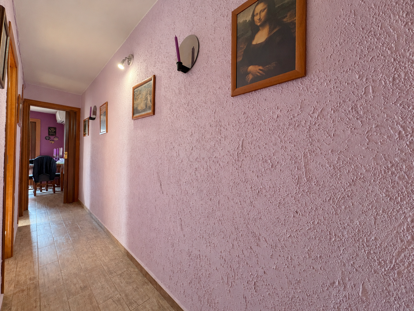 Pasillo acogedor hacia la sala púrpura.png