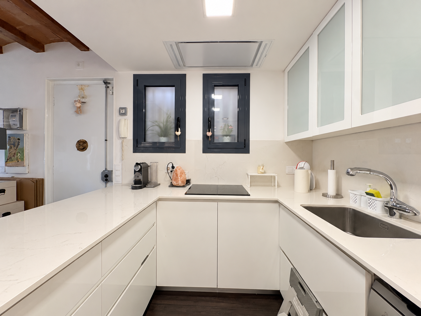 Cocina moderna en U impecable.png