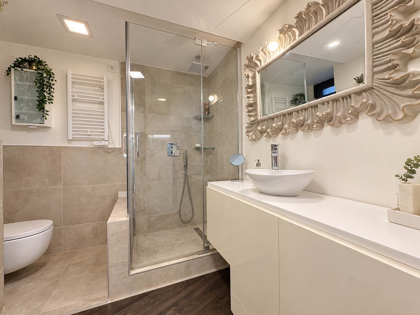 Baño moderno con espejo ornamentado y ducha de vidrio.png