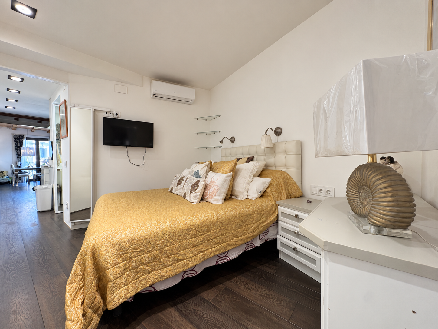 Dormitorio moderno con detalles dorados.png