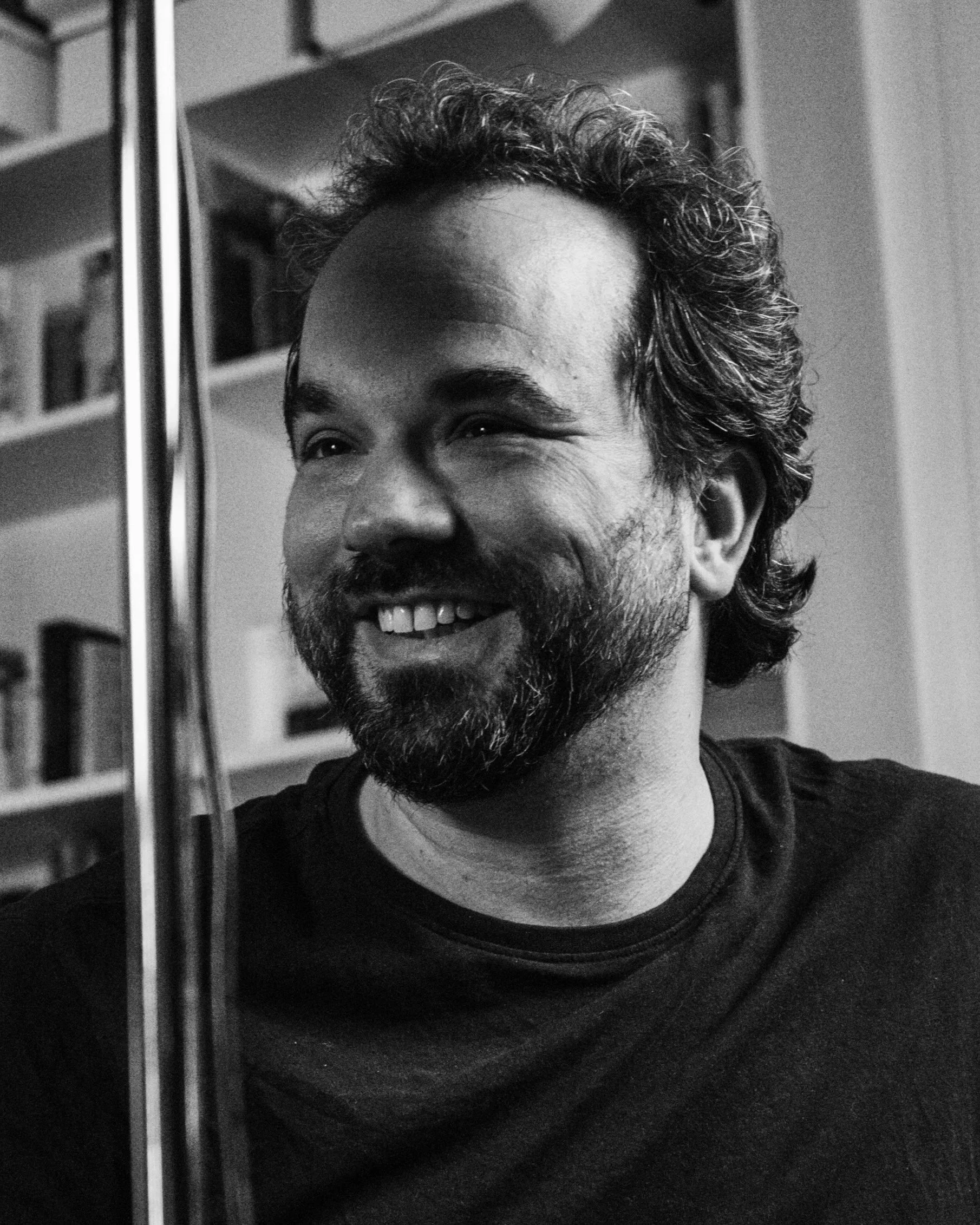Marko Jovanović lachend im Studio der harmonica school berlin.