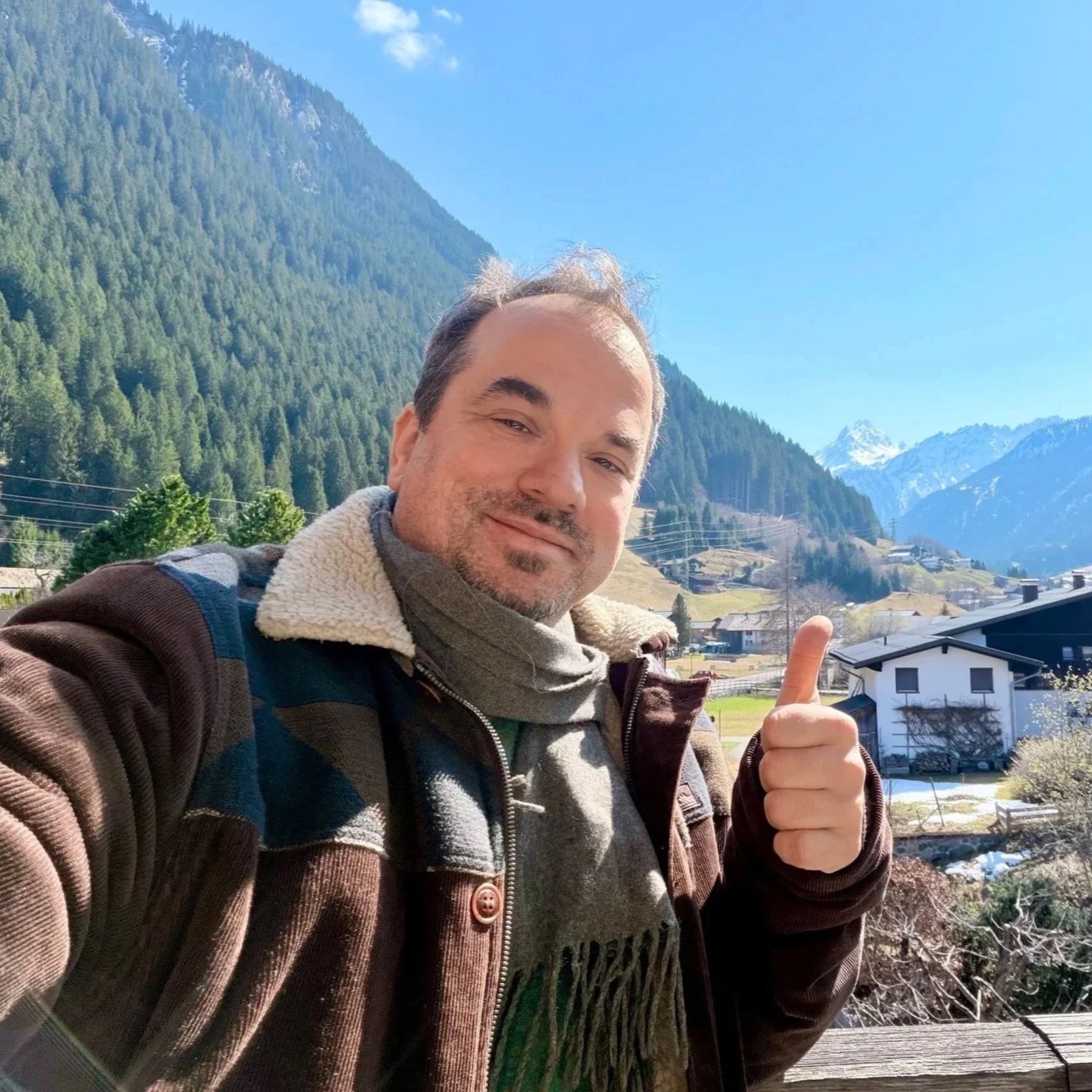 Marko Jovanović beim Harmonica Retreat im Montafon vor sonniger Bergkulisse.