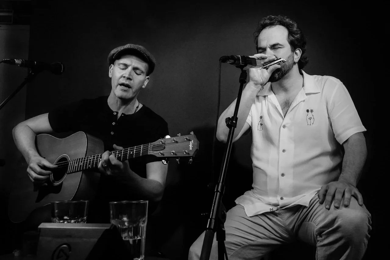 Blues-Duo Stef Rosen & Marko Jovanović live auf der Bühne.
