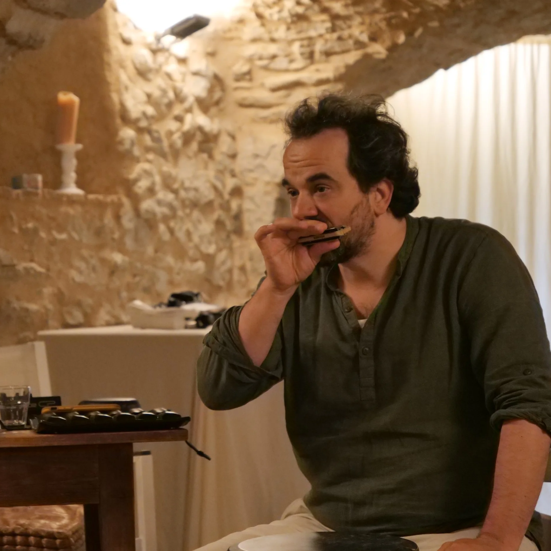 Marko Jovanović spielt Mundharmonika im Musikkeller des Hotel Balatura.