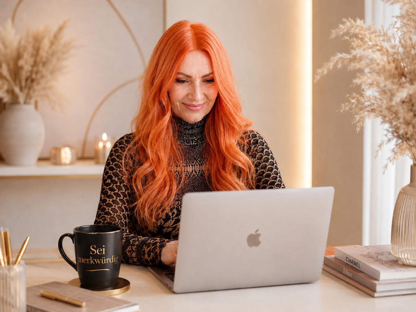 Sabine Karin Schmidt arbeitet am Laptop und unterstützt Frauen beim Aufbau eines Online Business mit Social Media, Affiliate Marketing und digitalen Produkten.