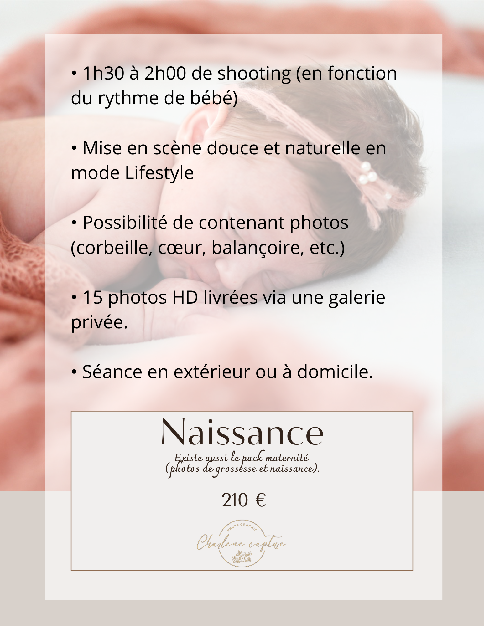 Une brochure de service de naissance avec un fond flou de bébé endormi, comprenant du texte en français sur les séances photos, la mise en scène, la livraison de photos HD via galerie privée, et des options pour des séances en extérieur ou à domicile, avec un prix de 210 euros.