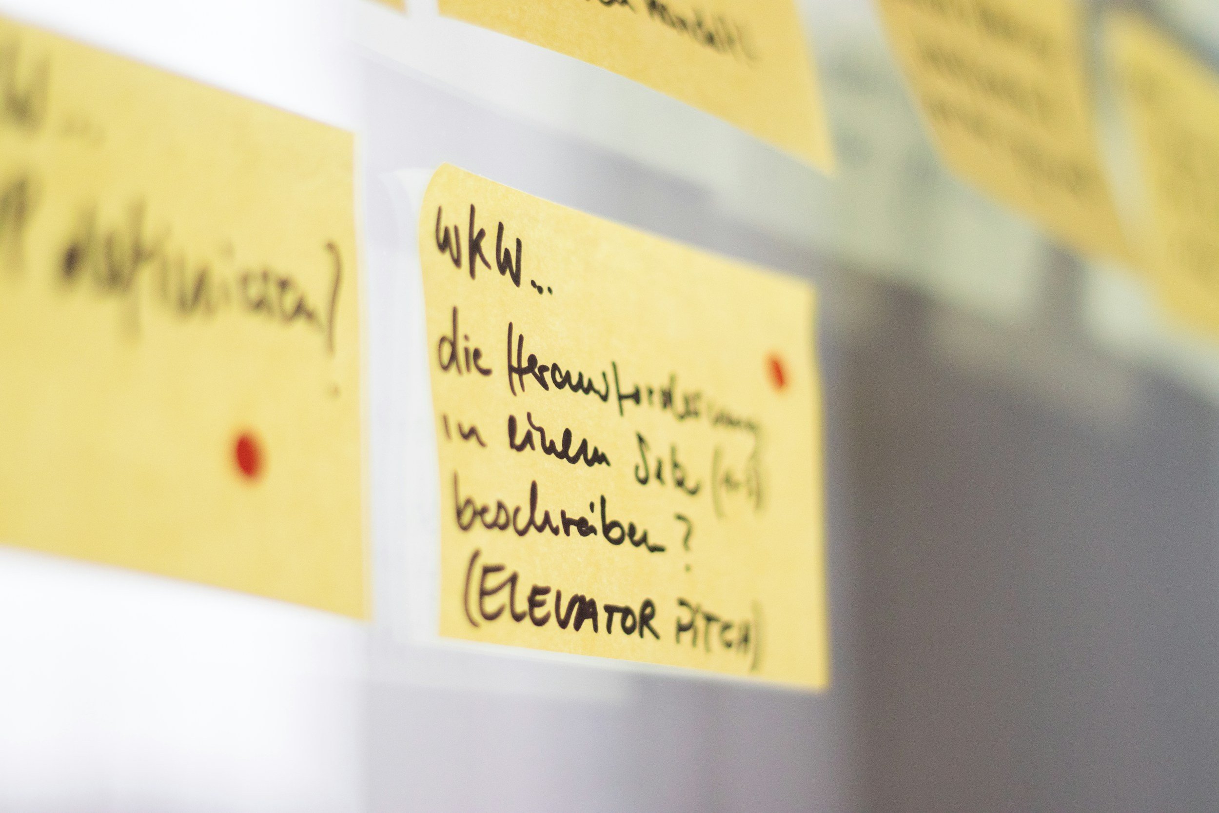 Design-Thinking-Workshop mit Post-its zur Entwicklung innovativer Lösungen für nachhaltigen Tourismus.