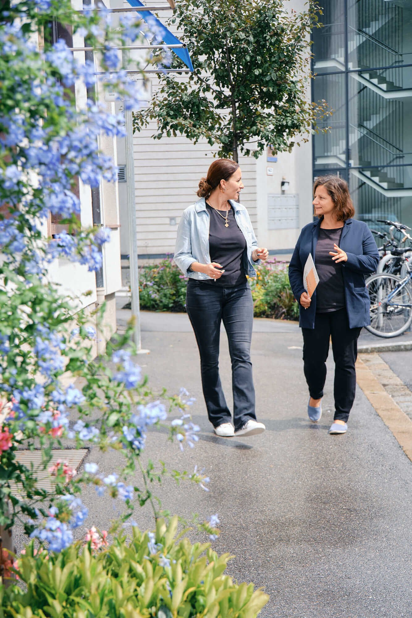 Projektteam im Austausch über soziale Innovation, nachhaltigen Tourismus und gesellschaftliche Wirkung.