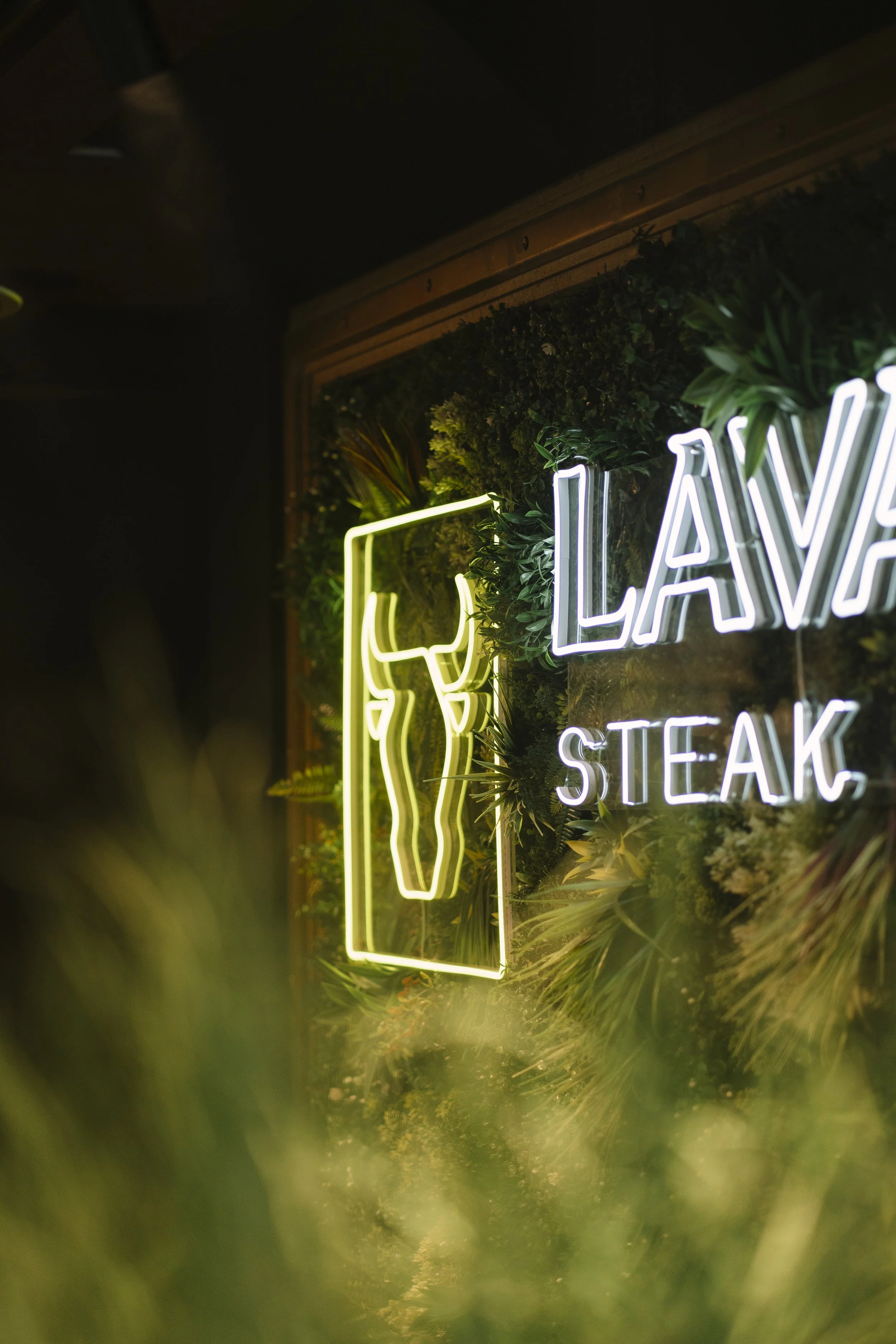 Cartel luminoso de LAVAKA Steak House con ambiente nocturno elegante y premium en Figueres