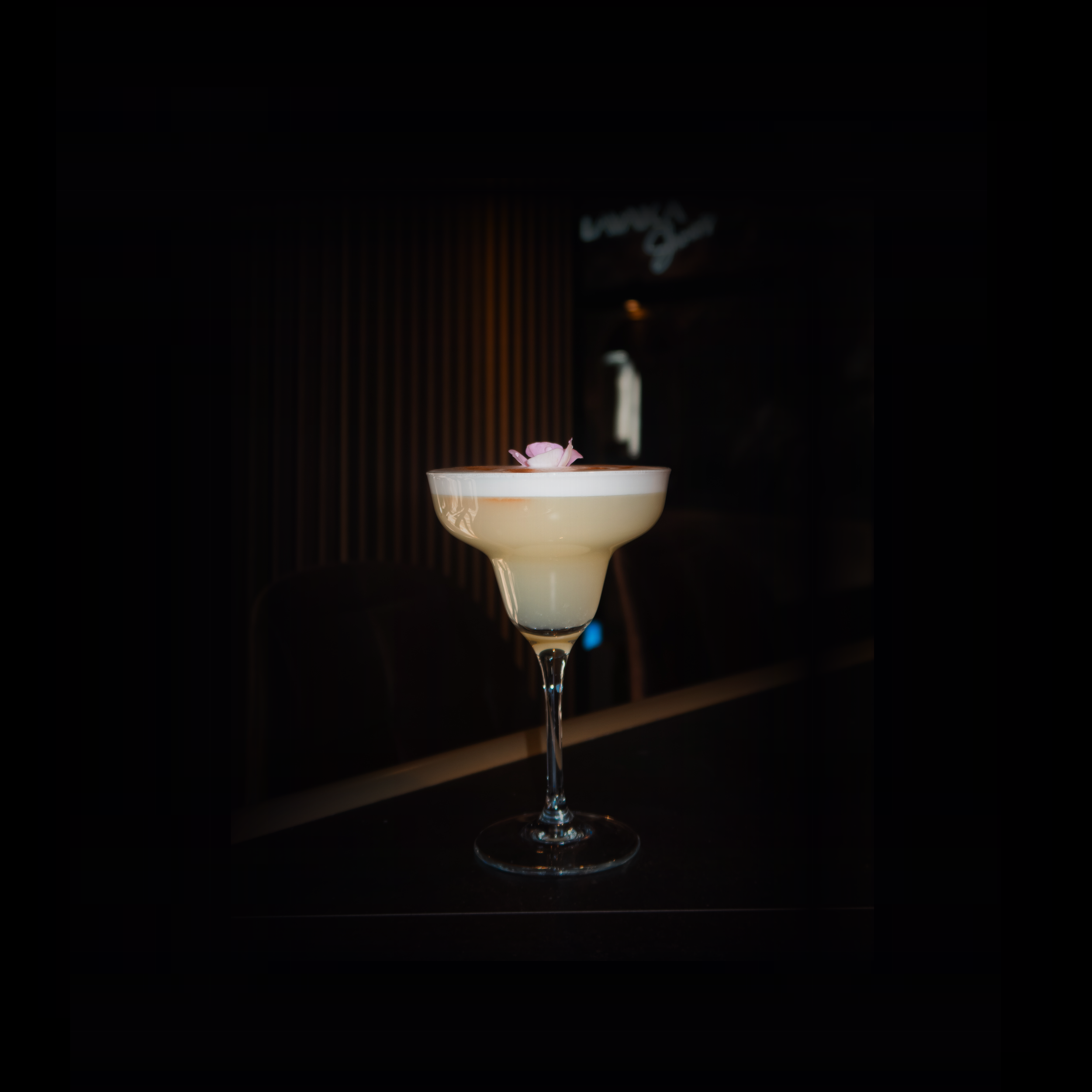 Cóctel de autor servido en LAVAKA Chill Out, un espacio premium para disfrutar de la noche en Figueres.