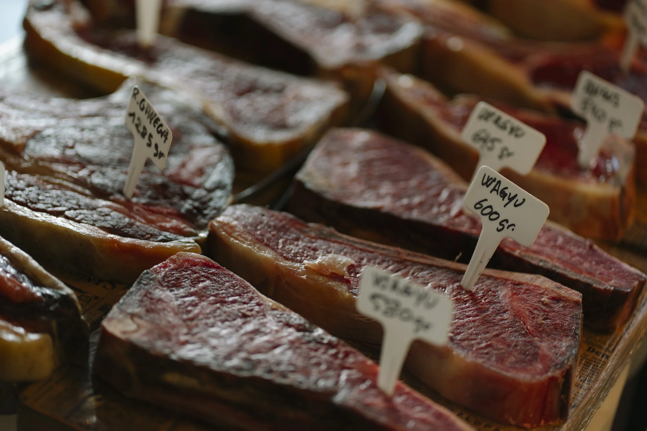 Selección de carne Wagyu y cortes premium madurados en LAVAKA Steak House.