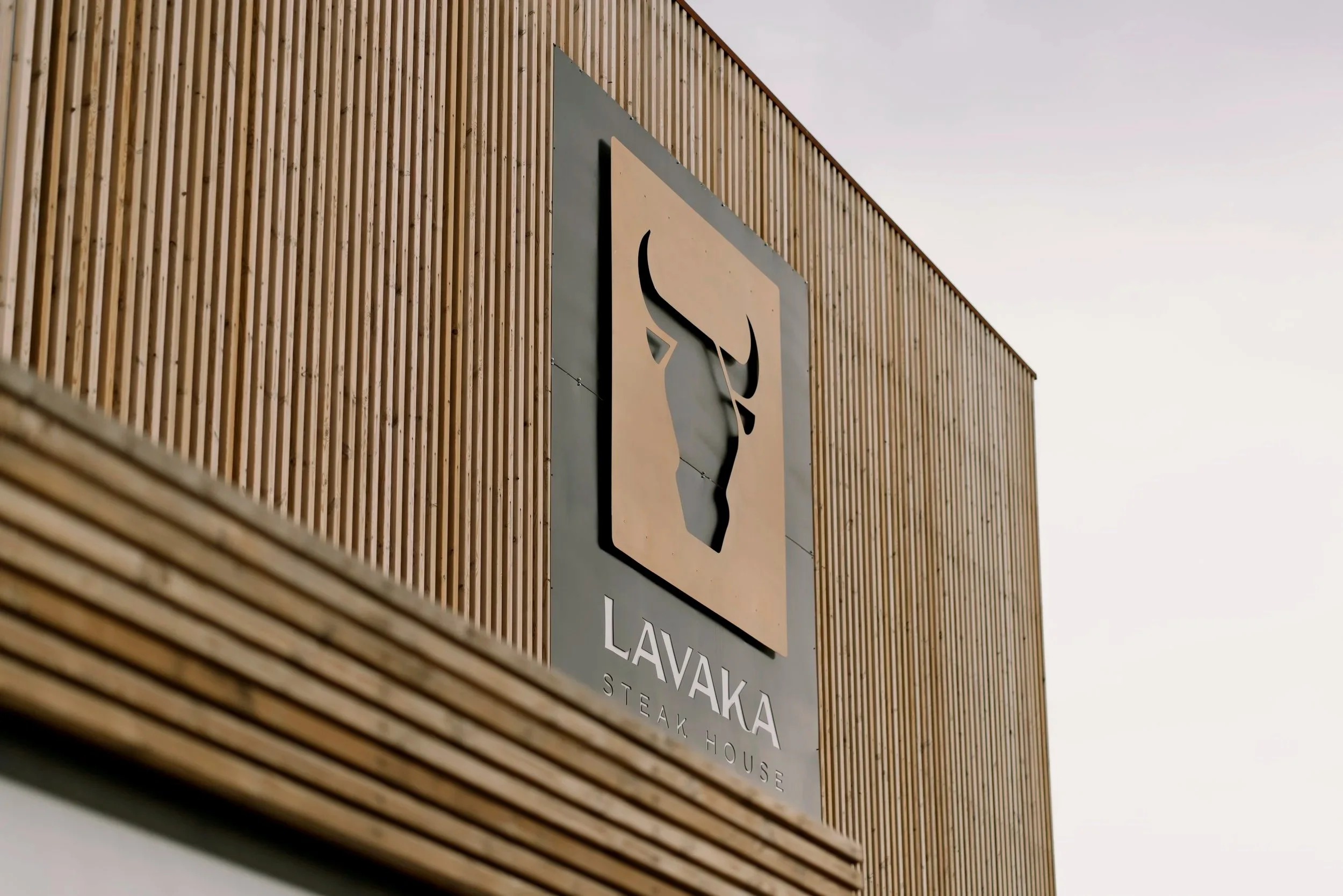 Fachada principal de LAVAKA Steak House con su característico logotipo en Figueres.