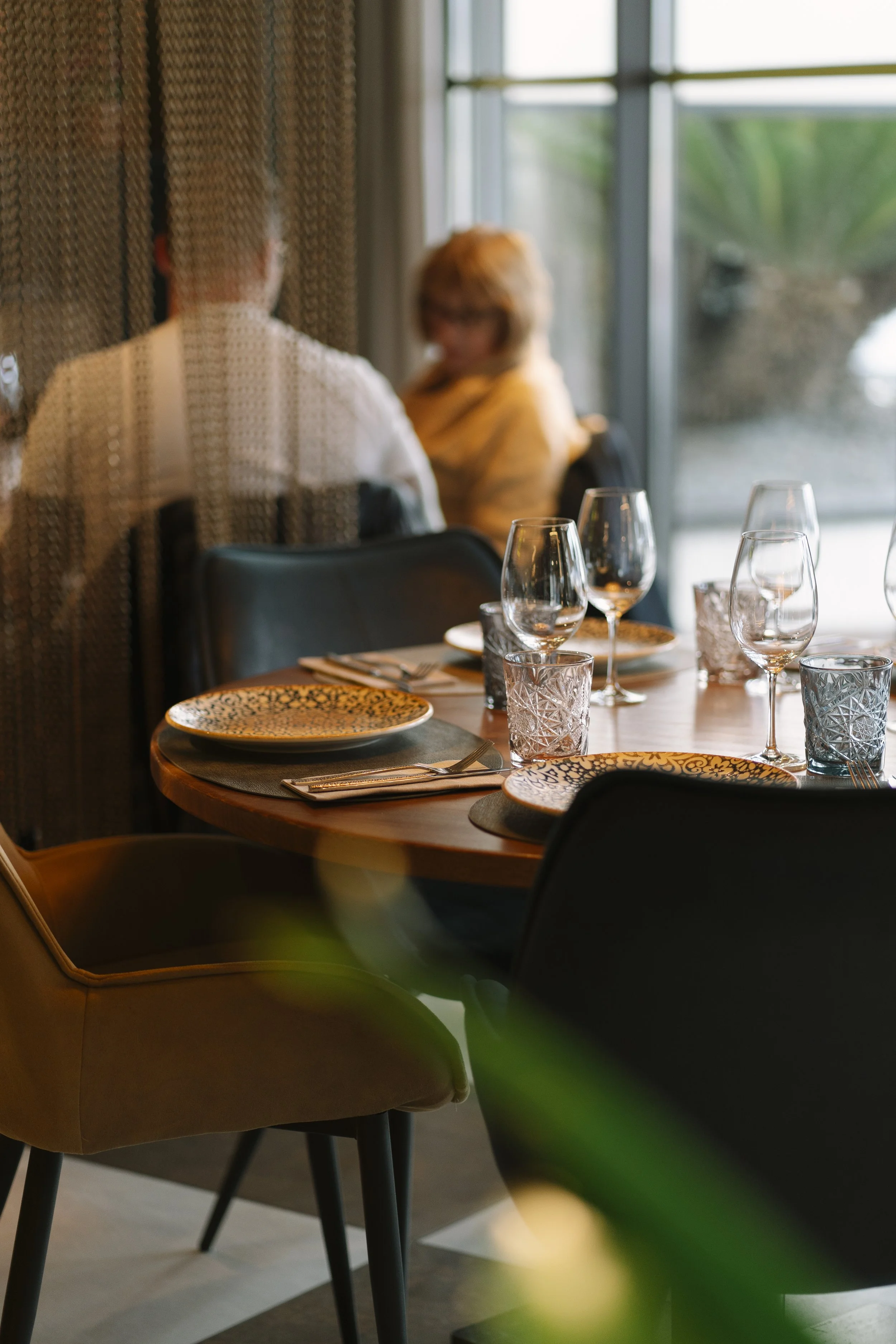 Mesa preparada en el comedor de LAVAKA Steak House, un espacio elegante diseñado para disfrutar de una experiencia gastronómica en Figueres.