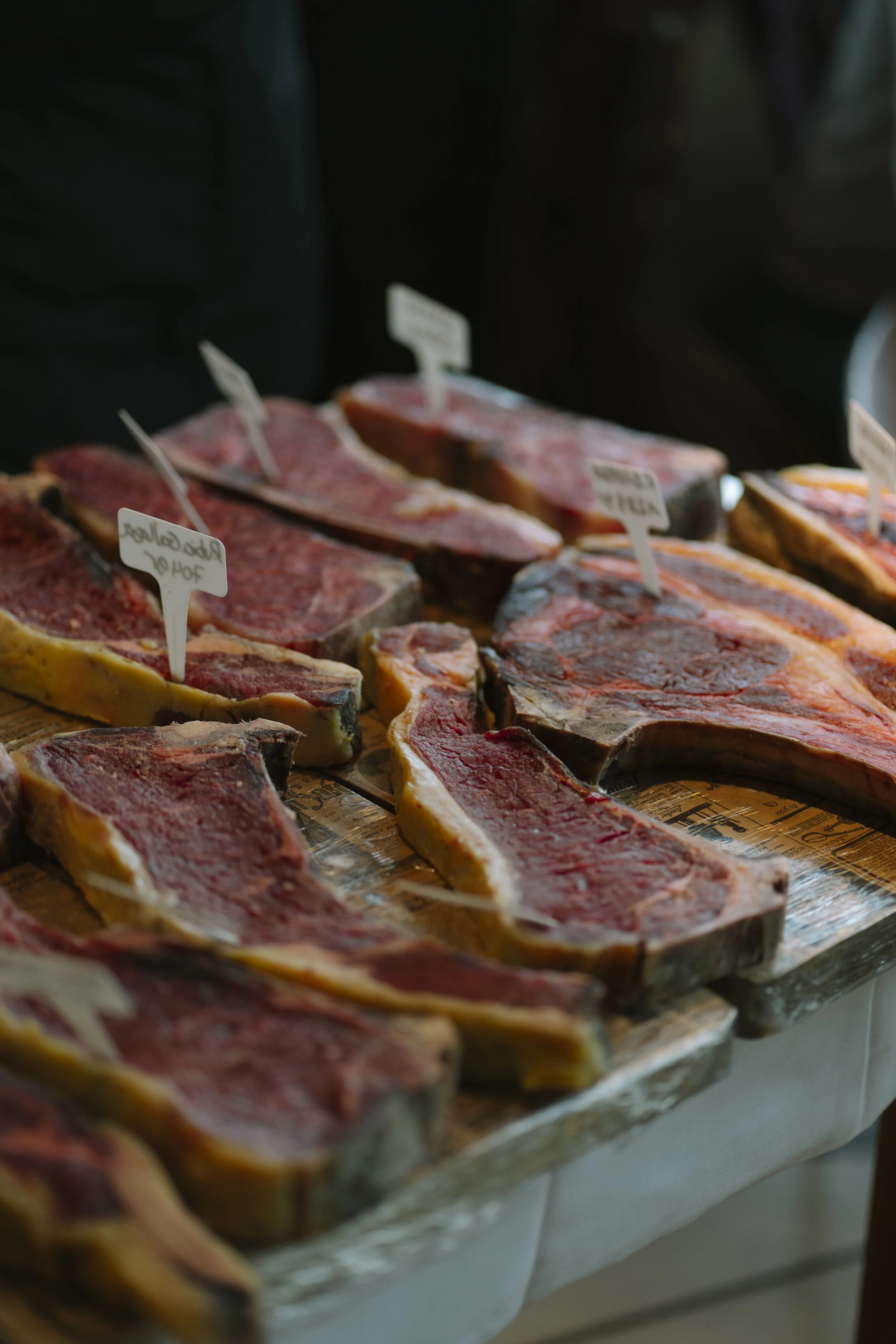Selección de cortes de carne premium cuidadosamente preparados en LAVAKA Steak House.
