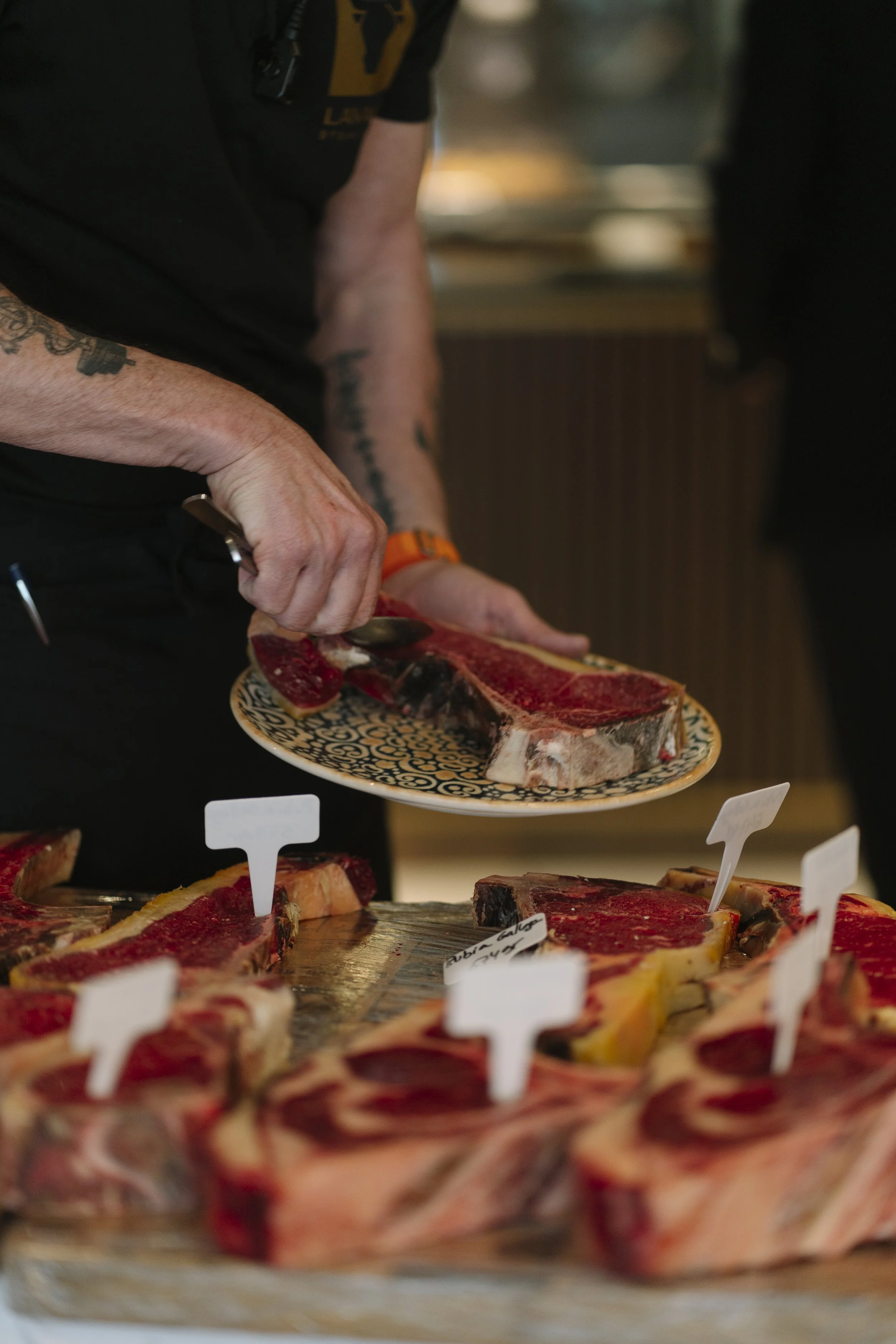 Preparación y presentación de un corte de carne premium en LAVAKA Steak House, Figueres.