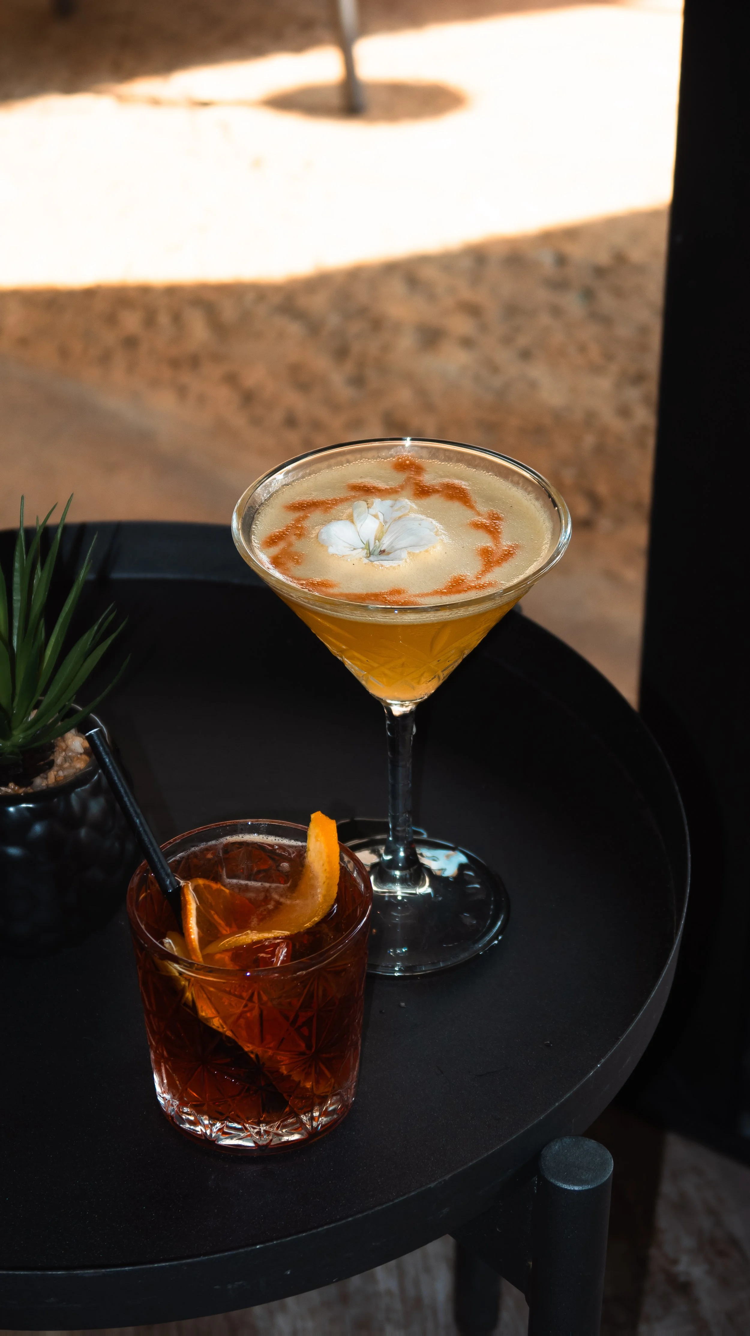 Cocktails de autor servidos en LAVAKA Chill Out para disfrutar de una experiencia premium en Figueres.