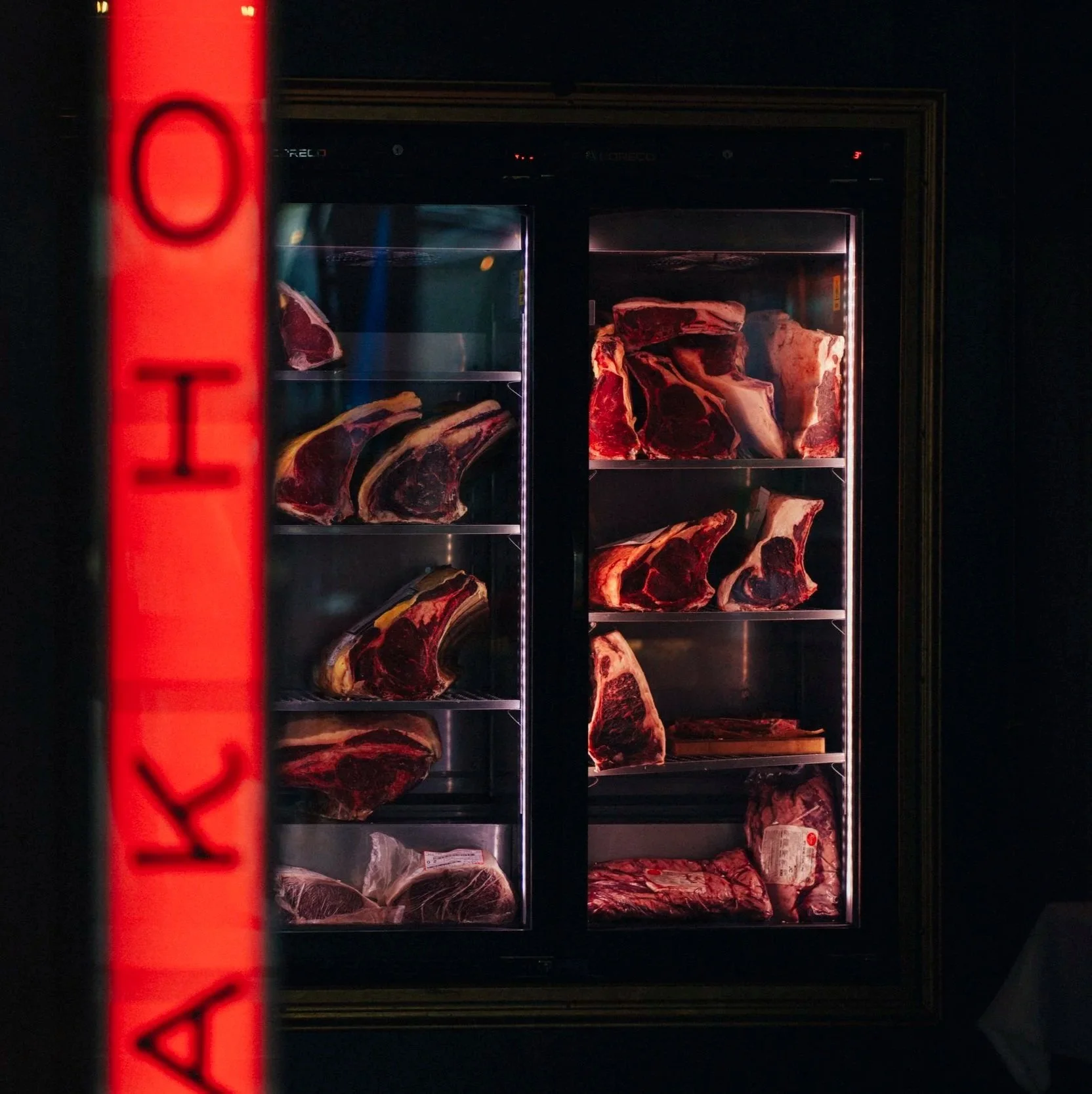 Cámara de maduración con cortes de carne premium en LAVAKA Steak House, Figueres.