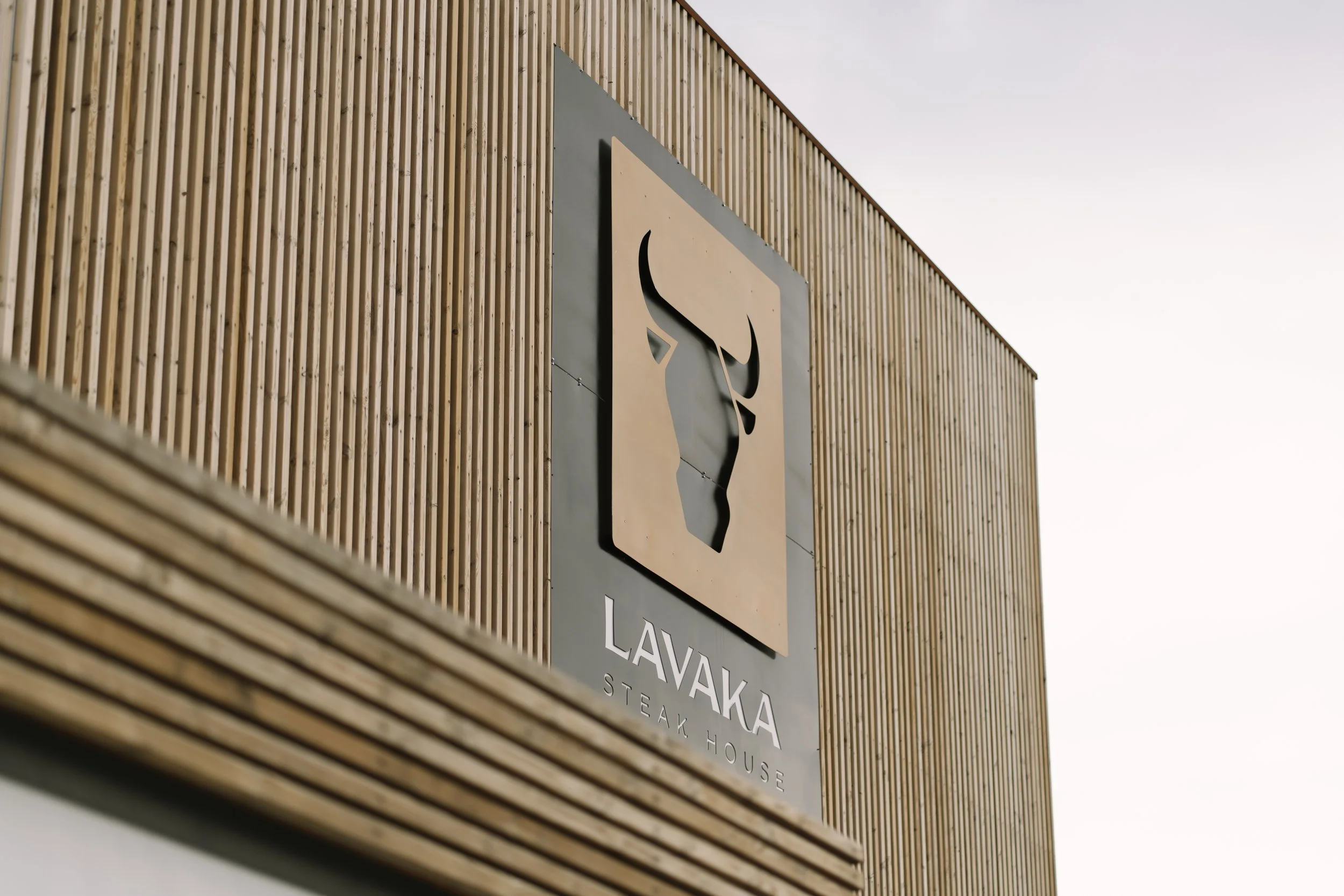 Fachada principal de LAVAKA Steak House con el logotipo del restaurante en Figueres.