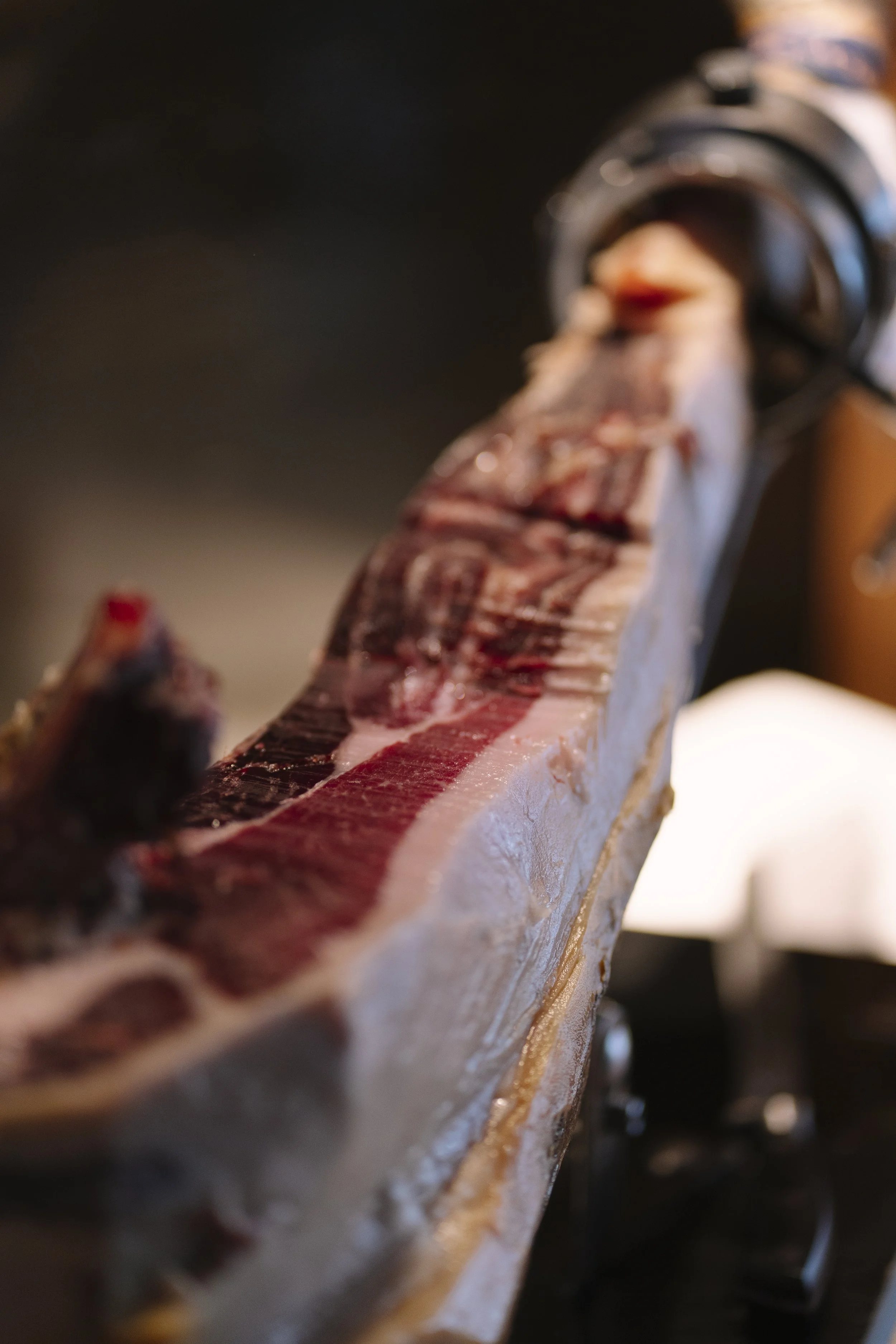 Primer plano de un corte de carne premium madurada en LAVAKA Steak House, Figueres.
