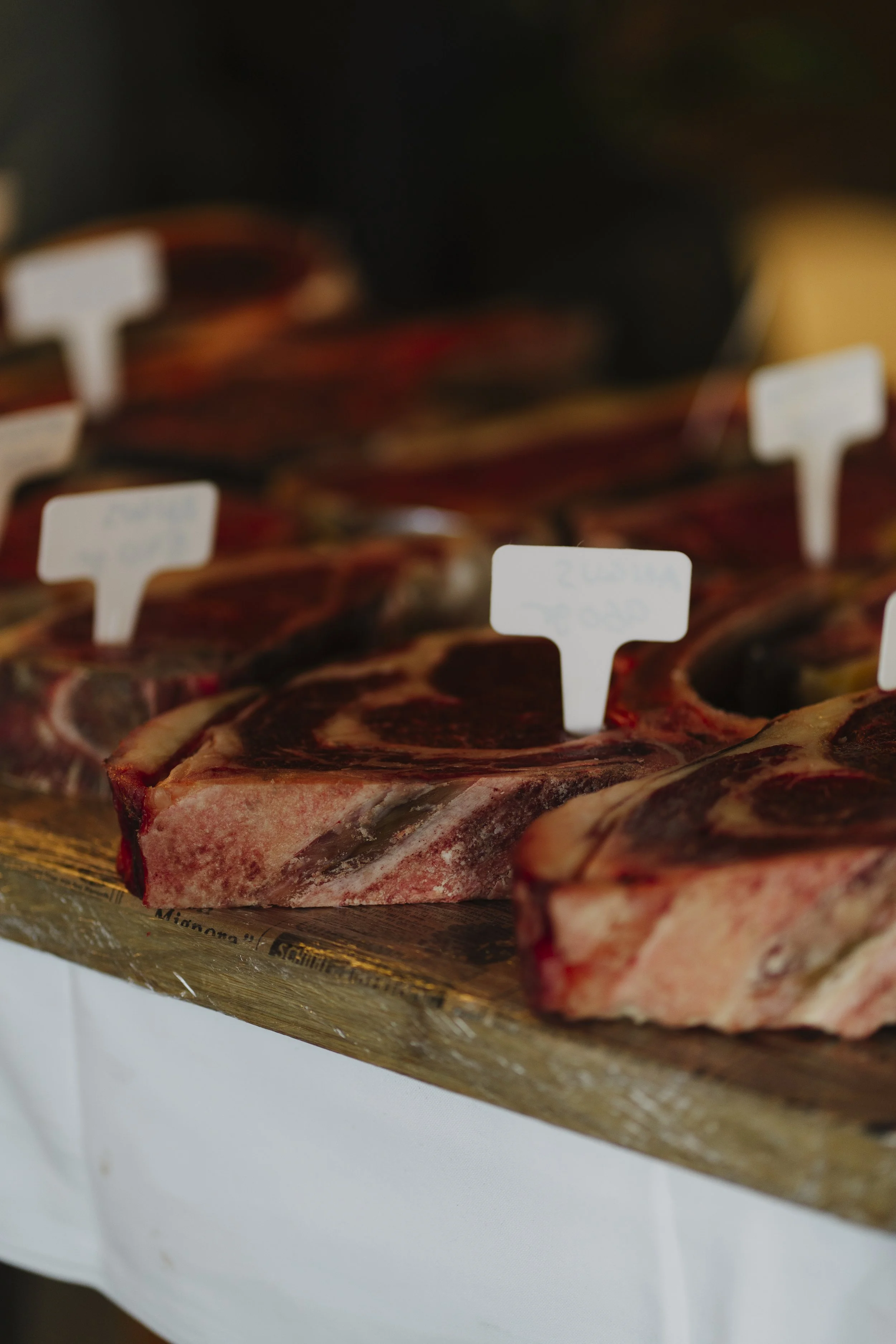 Selección de cortes de carne premium preparados para su maduración en LAVAKA Steak House, Figueres.