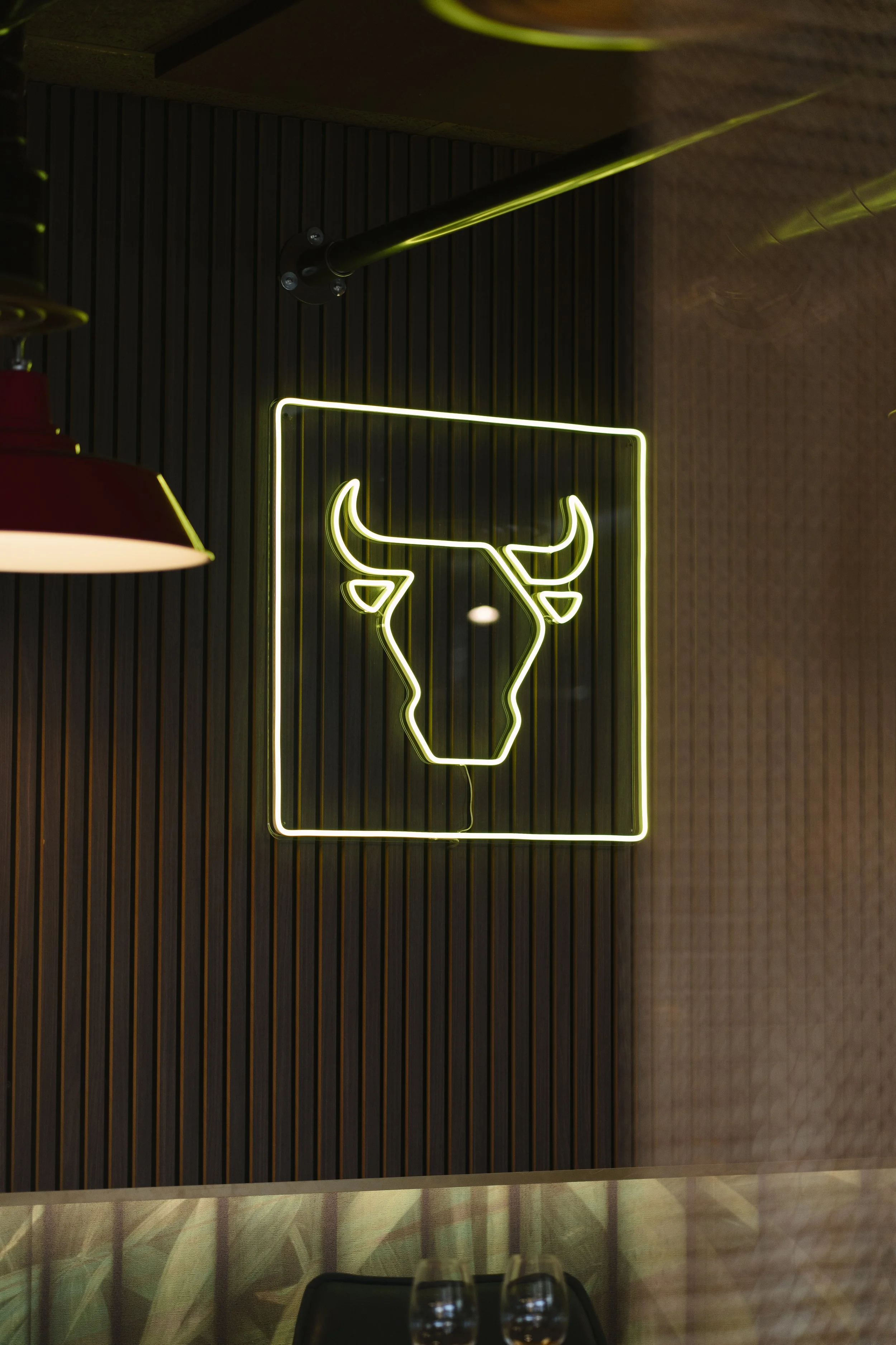Interior de LAVAKA Steak House con una decoración elegante y un ambiente cuidadosamente diseñado para disfrutar de la experiencia.