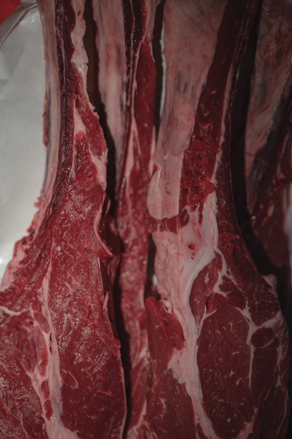 Rohes Fleisch, vermutlich Rind, in dicken Scheiben